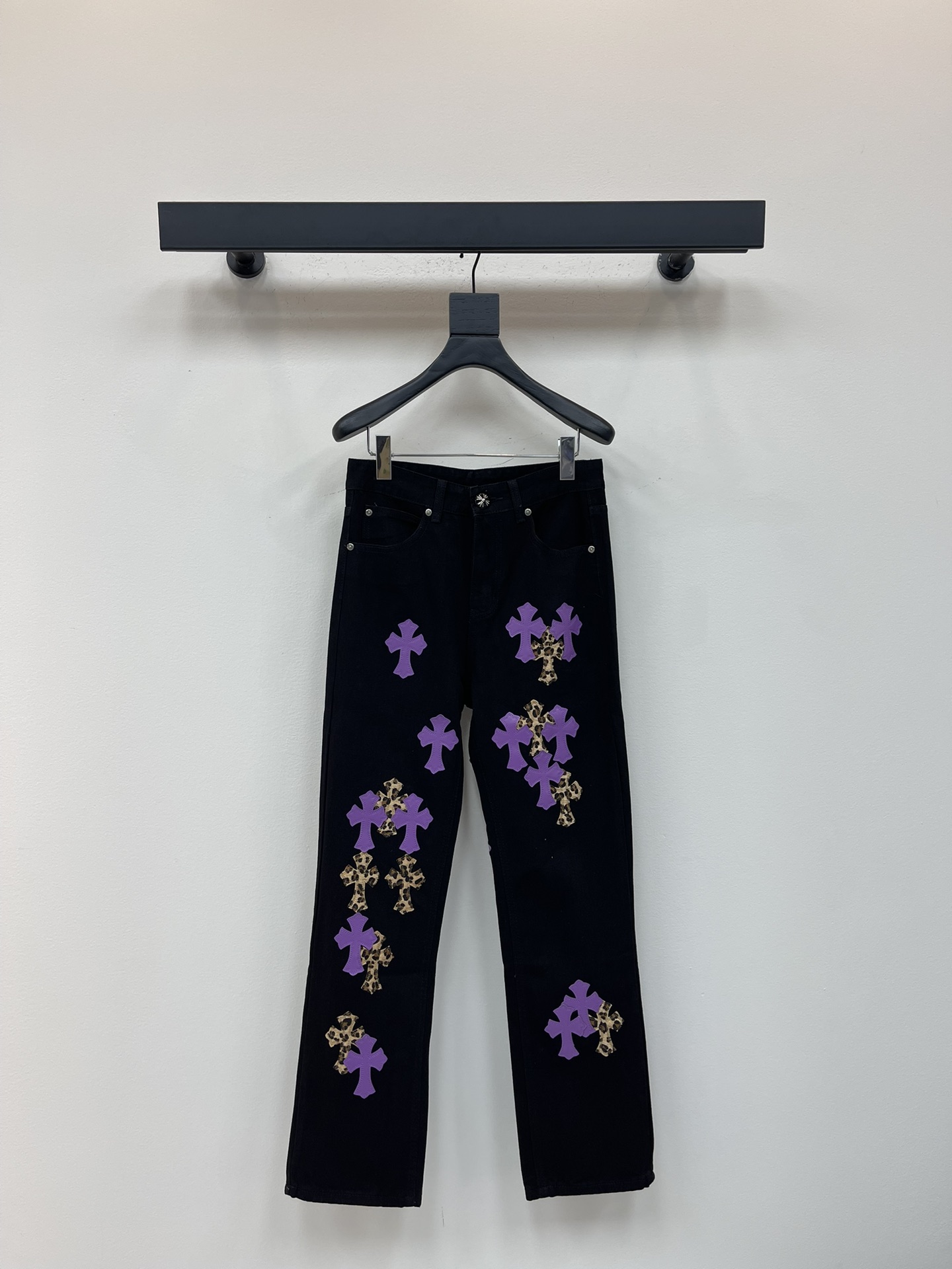 NO:480030,Chrome Heart* new purple leopard cross leather couple's wash jeans. Different washable texture styles are very friendly to those with thin legs and thick legs. The straight style is very modified. The medium length is timeless and easy to match. The basic style of various styles is a must-have in the wardrobe!  The fabric is hard and has the effect of softness without losing texture on the upper body. The washing process is even more perfect, and it is a must-have for everyone!  !  !  Size 28.30.32.34.36, chrome hearts, chrome hearts, jeans, alexander wang19860909Chrome Heart*克罗心新款紫色豹纹十字架拼皮情侣款水洗牛仔裤.不同水洗质感的款式,对腿细腿粗人士十分友好,直筒的版型十分修饰腿型 永不过时的适中长度,搭配起来轻松随意,各种风格的造型基础,衣橱中的必备款！面料硬挺的同时又做到了上身柔软而不失质感的效果,洗水工艺更是做到了极致,人手必备款！！！ 尺码28.30.32.34.36,,chrome hearts,chrome hearts,jeans,alexander wang,Women's clothing