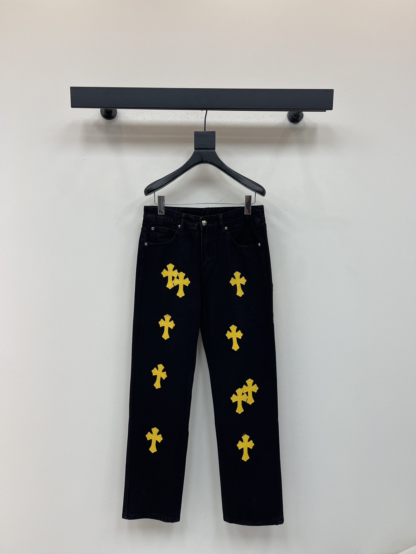 NO:480005,Chrome Heart* new yellow cross veneer couples washing jeans. Different washable styles are very friendly to those with thin legs and thick legs. The straight style is very modified. The medium length is timeless and easy to match. The basic style of various styles is a must-have in the wardrobe!  The fabric is hard and has the effect of softness without losing texture on the upper body. The washing process is even more perfect, and it is a must-have for everyone!  !  !  Size 28.30.32.34.36, chrome hearts, chrome hearts, jeans, alexander wang19860909Chrome Heart*克罗心新款黄皮十字架贴皮情侣款水洗牛仔裤.不同水洗质感的款式,对腿细腿粗人士十分友好,直筒的版型十分修饰腿型 永不过时的适中长度,搭配起来轻松随意,各种风格的造型基础,衣橱中的必备款！面料硬挺的同时又做到了上身柔软而不失质感的效果,洗水工艺更是做到了极致,人手必备款！！！ 尺码28.30.32.34.36,,chrome hearts,chrome hearts,jeans,alexander wang,Women's clothing