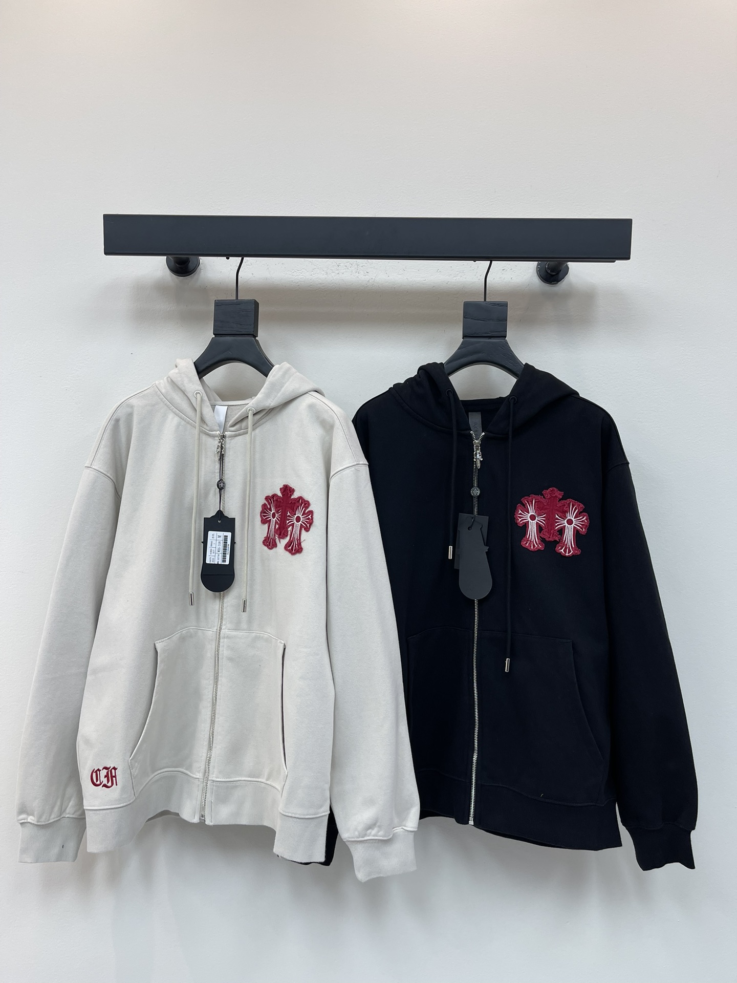 NO:479967,ChromeHeart* 25 early autumn new horseshoe patch embroidered logo hooded sweatshirt. A basic and versatile sweatshirt jacket is essential in early autumn, which can easily solve daily matching problems!  The casual hooded sweatshirt has a casual, smooth and casual feel. It has strong inclusiveness. Customized pure cotton fabric, clear texture, and comfortable upper body. The same style for men and women!  S-XL, chrome hearts, chrome hearts, hoodie, sweatshirts, jackets & coats, hats, alexander wang19860909ChromeHeart*克罗心25早秋新款马蹄贴布刺绣logo连帽卫衣.初秋必备基础百搭卫衣外套,轻松解决日常搭配问题！休闲版型连帽卫衣,廓形随性流畅休闲感十足包容性强.定制纯棉面料,纹理清晰,上身舒适.男女同款！S-XL,,chrome hearts,chrome hearts,hoodie,sweatshirts,jackets & coats,hats,alexander wang,Women's clothing