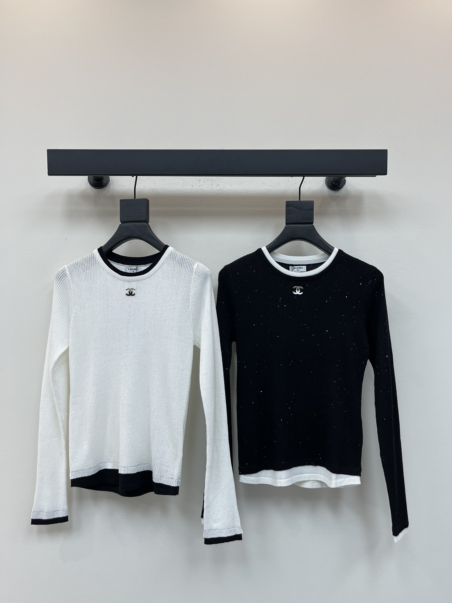 NO:478600,Chane*25 early autumn new style small fragrance contrast knitted long sleeves custom YB wool yarn wool, full of elasticity, comfortable and easy to wear, knitted long sleeve base shirt cut, beautify the proportion of head and shoulders, make the contrasting colors form a fake two-piece layering effect, exposed from the neckline cuffs and hem, respectively, double C letter logo decoration on the chest, strong retro style, slim fit style, highlight the figure, playful and age-reducing, beads and pieces blessing, more starry sky-like sequins interspersed, richer visual effects, easy to control when traveling or easy to gather SML, chanel, alexander wang19860909Chane*25早秋新款小香撞色针织长袖 定制YB羊毛纱线织造 弹力十足 舒适好穿 针织长袖打底衫剪裁 美化头肩比例更显瘦 撞色形成假两件叠穿效果 分别从领口袖口和下摆露出 胸前双C字母徽标装饰 复古风格强烈 修身版型 突显身材 风格俏皮减龄 珠片加持 更有星空般的亮片穿插 视觉效果更丰富 日常出行或轻松聚会轻松驾驭 SML,,chanel,alexander wang,Women's clothing