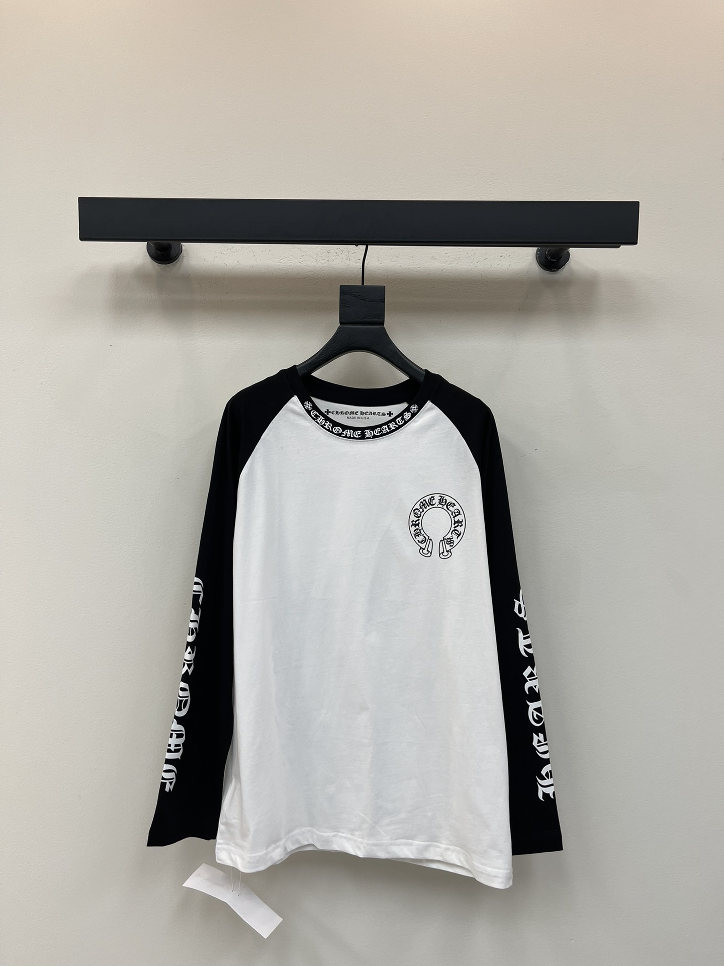 NO:479993,Chrome heart* Croxin rag-shoulder Sanskrit printed long-sleeved T. Necklace cuffs with high gram heavy threads, fixed woven and dyed double yarn pure cotton fabric, super conspicuous, beautiful and super atmospheric, the same style for men and women! The overall upper body shows fashion and personality, and it is even more popular for couples to wear together!! The same style for men and women!  S-XL, chrome hearts, chrome hearts, tees, t-shirt, alexander wang19860909Chrome heart*克罗心插肩梵文印花长袖T.领口袖口高克重螺纹,定织定染双纱纯棉面料,超级显眼超级好看超级大气,男女同款!整体上身特彰显时尚和个性,情侣一起穿更是炸街王牌推荐t恤!!男女同款！S-XL,,chrome hearts,chrome hearts,tees，t-shirt,alexander wang,Women's clothing