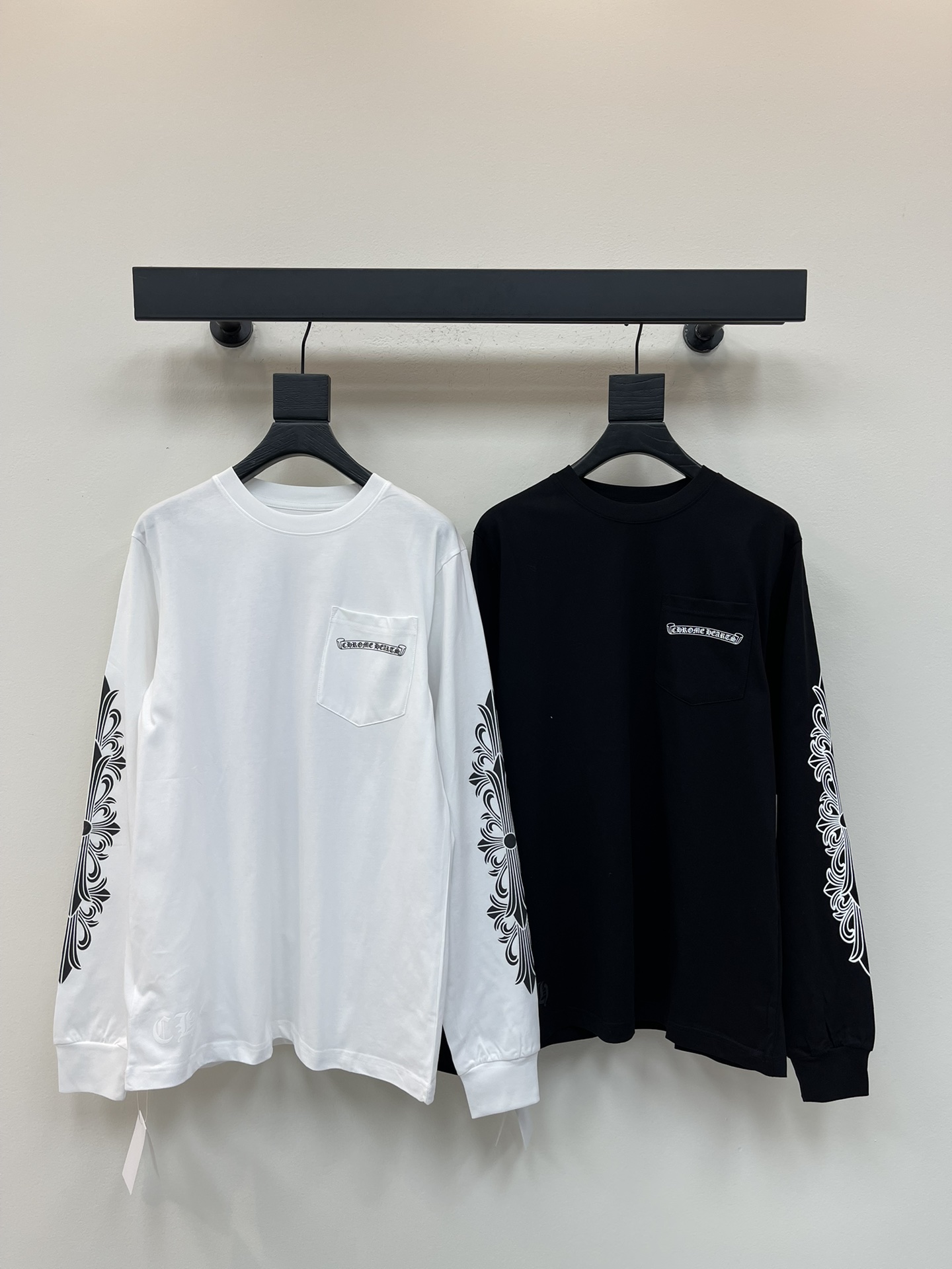 NO:479987,Chrome heart* Croxin Sanskrit printed long-sleeved T. Neck cuffs with high gram heavy threads, fixed woven and dyed double yarn pure cotton fabric, super conspicuous, beautiful and super atmospheric, the same style for men and women! The overall upper body shows fashion and personality, and it is even more popular for couples to wear together!! The same style for men and women!  S-XL, chrome hearts, chrome hearts, tees, t-shirt, alexander wang19860909Chrome heart*克罗心梵文印花长袖T.领口袖口高克重螺纹,定织定染双纱纯棉面料,超级显眼超级好看超级大气,男女同款!整体上身特彰显时尚和个性,情侣一起穿更是炸街王牌推荐t恤!!男女同款！S-XL,,chrome hearts,chrome hearts,tees，t-shirt,alexander wang,Women's clothing