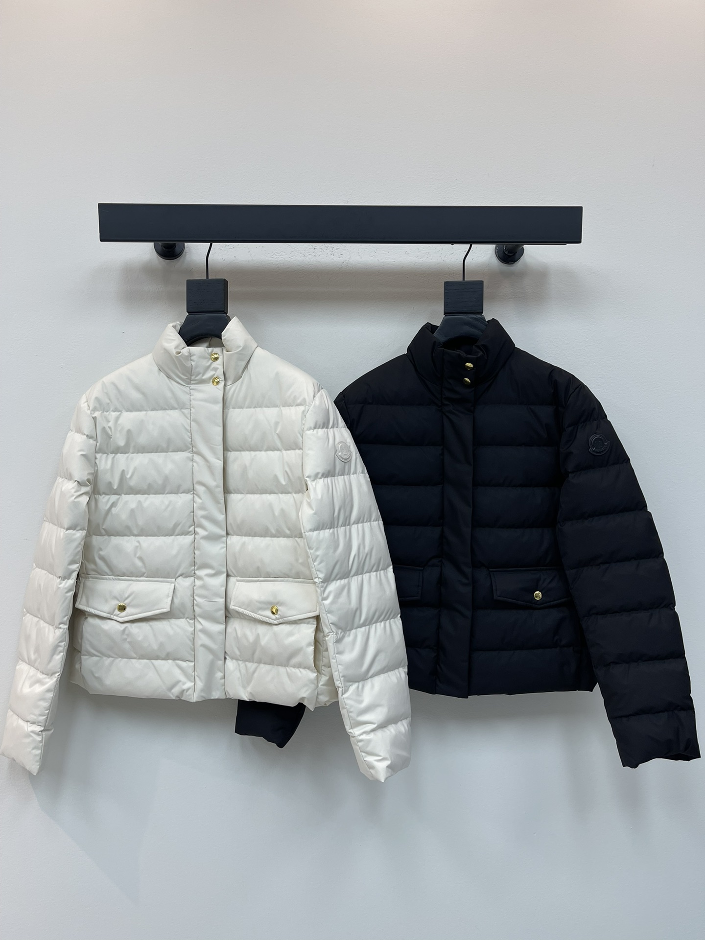 NO:478618,With dust bag Moncle* 25-inch new vertical lapel down cotton jacket with early autumn custom-made YB imported windproof and environmentally friendly recycled nylon material, its process restores, upgraded material, waterproof and windproof and cold-proof function of nylon, down cotton filling inner lining, light and warm, Zipper placket, lapel stand-up collar two-wear design, classic rectangular bar embossing treatment, changeable outfit shape, iconic obvious logo embellishment on the outside of the arm, showing low-key and high-end feeling, lapel pocket design is practical for keeping cold, exquisite details can successfully get rid of dullness, integrating warmth and fashionable, customized surface accessories, accurate version, filling standard: national standard 90 velvet, filling: down cotton, high-version SML, Moncler, down jacket, alexander wang19860909配防尘袋Moncle*蒙口25早秋新款立翻领羽绒棉服 定制YB进口防风环保再生尼龙材质 其工艺还原 升级材质 具备尼龙的防水防风御寒功能 羽绒棉填充内里 整件轻盈保暖 拉链开襟 翻领立领两穿设计 经典长方条形压纹处理 穿搭造型多变 手臂外侧标志性明显徽标点缀 彰显低调高级感 翻领口袋设计御寒实用 精致细节就能成功摆脱沉闷 集保暖与时髦一体 定制面辅料 认准版本 充绒标准:国标90绒 充绒物:羽绒棉 高版本 SML,,Moncler,down jacket,alexander wang,Women's clothing