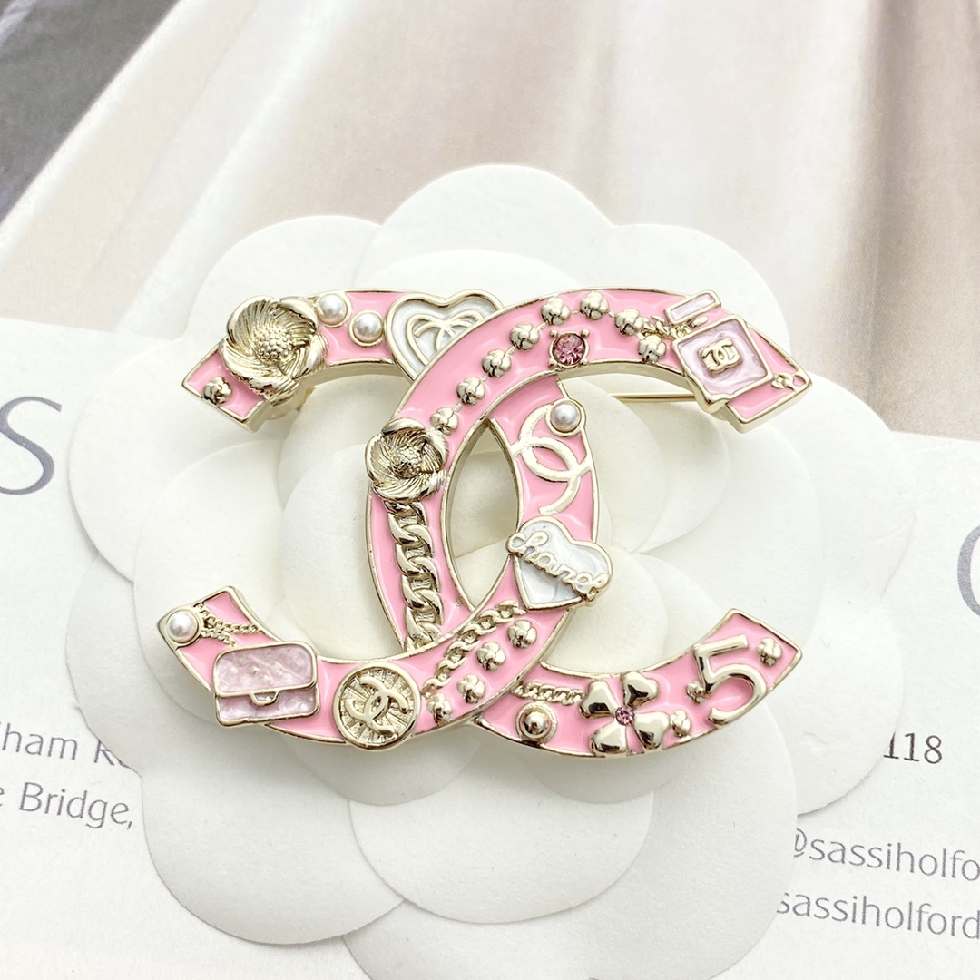 编码A655 🛍香奈儿胸针热销款🔥爆上新🆕🆕🆕 一致专柜🆕😎CHAN 24 粉金珐琅双c胸针🤓奶fufu