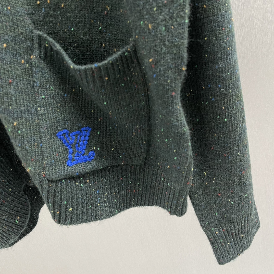 P350🧧LU 山羊绒撞色斑点开衫
Size : S-XL
本款柔软山羊绒针织开衫为深邃衣身点缀撞色斑点元素，再为左袋刺绣精致质感!V标识，呼应PharrellWilliams与Nigo合作系列中的日本工艺灵感。轻盈而不失华美的格调成就跨季叠穿佳选。