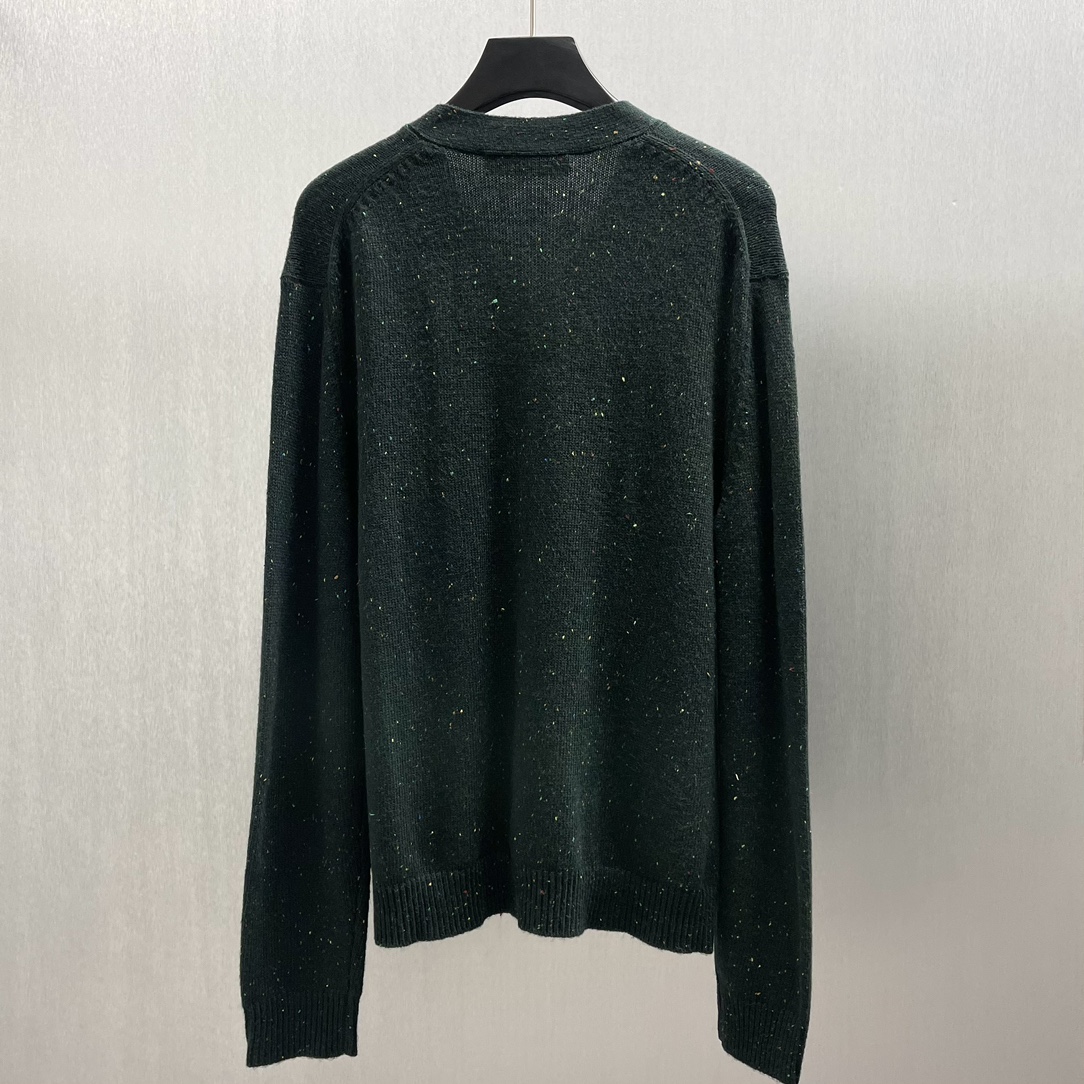 P350🧧LU 山羊绒撞色斑点开衫
Size : S-XL
本款柔软山羊绒针织开衫为深邃衣身点缀撞色斑点元素，再为左袋刺绣精致质感!V标识，呼应PharrellWilliams与Nigo合作系列中的日本工艺灵感。轻盈而不失华美的格调成就跨季叠穿佳选。