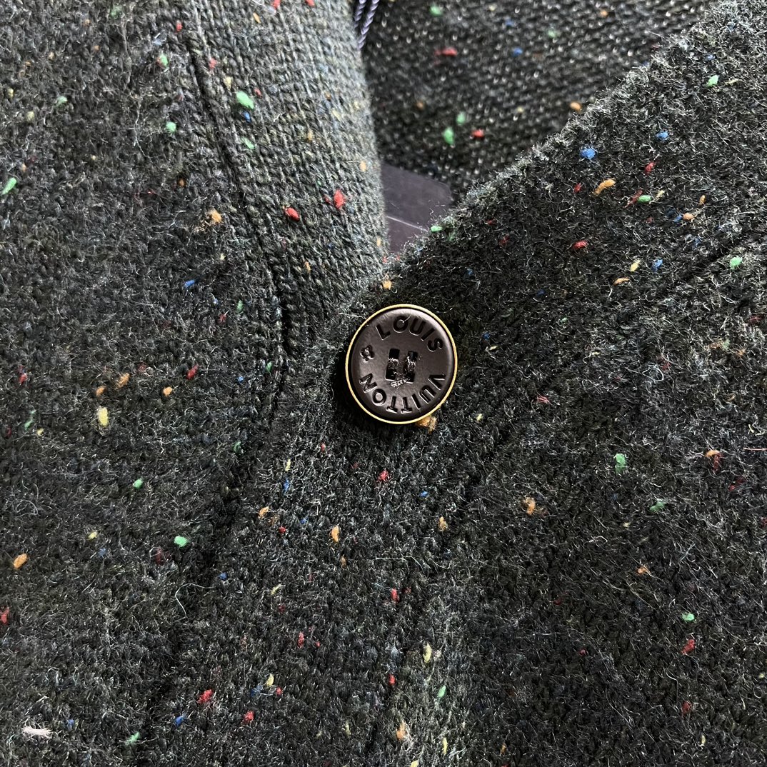 P350🧧LU 山羊绒撞色斑点开衫
Size : S-XL
本款柔软山羊绒针织开衫为深邃衣身点缀撞色斑点元素，再为左袋刺绣精致质感!V标识，呼应PharrellWilliams与Nigo合作系列中的日本工艺灵感。轻盈而不失华美的格调成就跨季叠穿佳选。