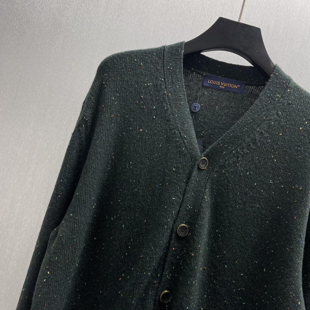 P350🧧LU 山羊绒撞色斑点开衫
Size : S-XL
本款柔软山羊绒针织开衫为深邃衣身点缀撞色斑点元素，再为左袋刺绣精致质感!V标识，呼应PharrellWilliams与Nigo合作系列中的日本工艺灵感。轻盈而不失华美的格调成就跨季叠穿佳选。