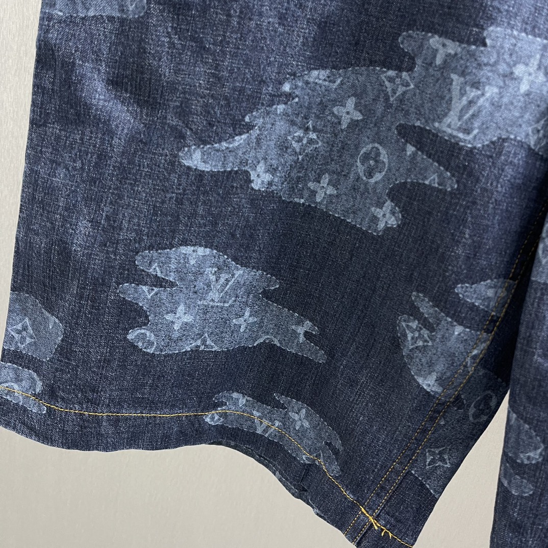 P200🧧LU 云朵青年布短裤
Size : S-XL
本款青年布短裤聚焦 2025 秋冬系列的 Monogram Clouds 印花，令梦幻云絮满载 Monogram 元素，以拼缝效果营造轻盈漂浮的观感。后部正绒面革 Damier 标签再添品牌笔触，可搭配同款衬衫演绎清新夏日风尚。