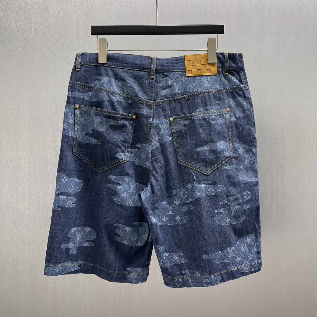 P200🧧LU 云朵青年布短裤
Size : S-XL
本款青年布短裤聚焦 2025 秋冬系列的 Monogram Clouds 印花，令梦幻云絮满载 Monogram 元素，以拼缝效果营造轻盈漂浮的观感。后部正绒面革 Damier 标签再添品牌笔触，可搭配同款衬衫演绎清新夏日风尚。