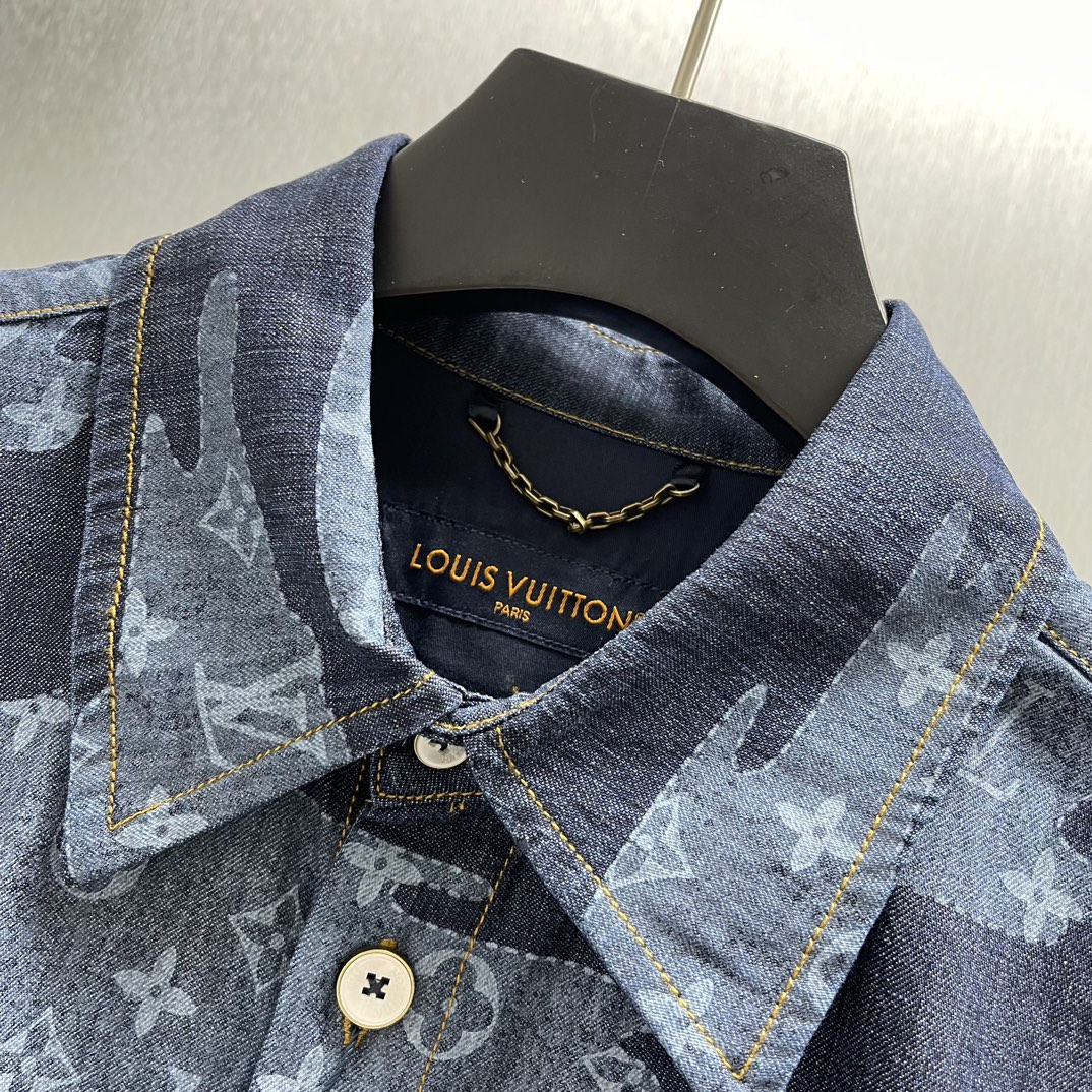 P210🧧LU云朵青年布短衬衫
Size : S-XL
本款青年布短袖衬衫令宛若云朵的 Monogram 贴饰漂浮于深邃背景，，与 2025 秋冬秀场的Monogram Clouds 印花异曲同工。正绒面革 Marque LVuitton Deposee 标签栖身后部，醒目明线和珠光纽扣丰富细节。可与同款短裤共筑考究造型，成就夏日清新之选。