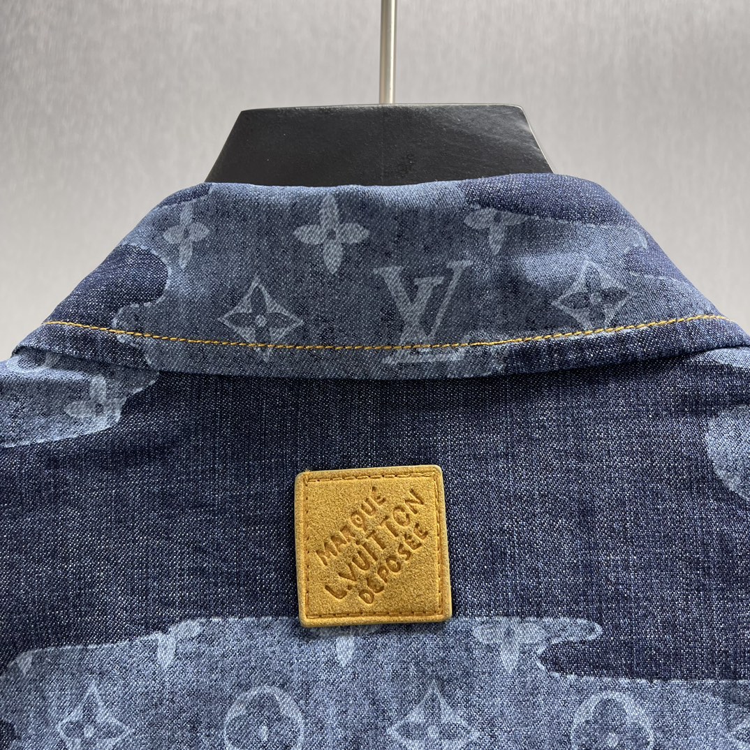P210🧧LU云朵青年布短衬衫
Size : S-XL
本款青年布短袖衬衫令宛若云朵的 Monogram 贴饰漂浮于深邃背景，，与 2025 秋冬秀场的Monogram Clouds 印花异曲同工。正绒面革 Marque LVuitton Deposee 标签栖身后部，醒目明线和珠光纽扣丰富细节。可与同款短裤共筑考究造型，成就夏日清新之选。