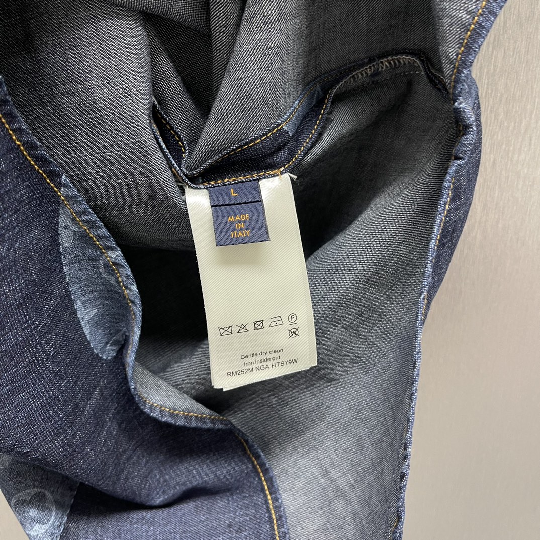 P210🧧LU云朵青年布短衬衫
Size : S-XL
本款青年布短袖衬衫令宛若云朵的 Monogram 贴饰漂浮于深邃背景，，与 2025 秋冬秀场的Monogram Clouds 印花异曲同工。正绒面革 Marque LVuitton Deposee 标签栖身后部，醒目明线和珠光纽扣丰富细节。可与同款短裤共筑考究造型，成就夏日清新之选。