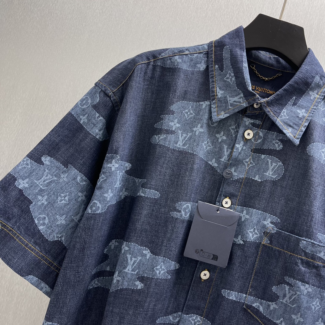 P210🧧LU云朵青年布短衬衫
Size : S-XL
本款青年布短袖衬衫令宛若云朵的 Monogram 贴饰漂浮于深邃背景，，与 2025 秋冬秀场的Monogram Clouds 印花异曲同工。正绒面革 Marque LVuitton Deposee 标签栖身后部，醒目明线和珠光纽扣丰富细节。可与同款短裤共筑考究造型，成就夏日清新之选。