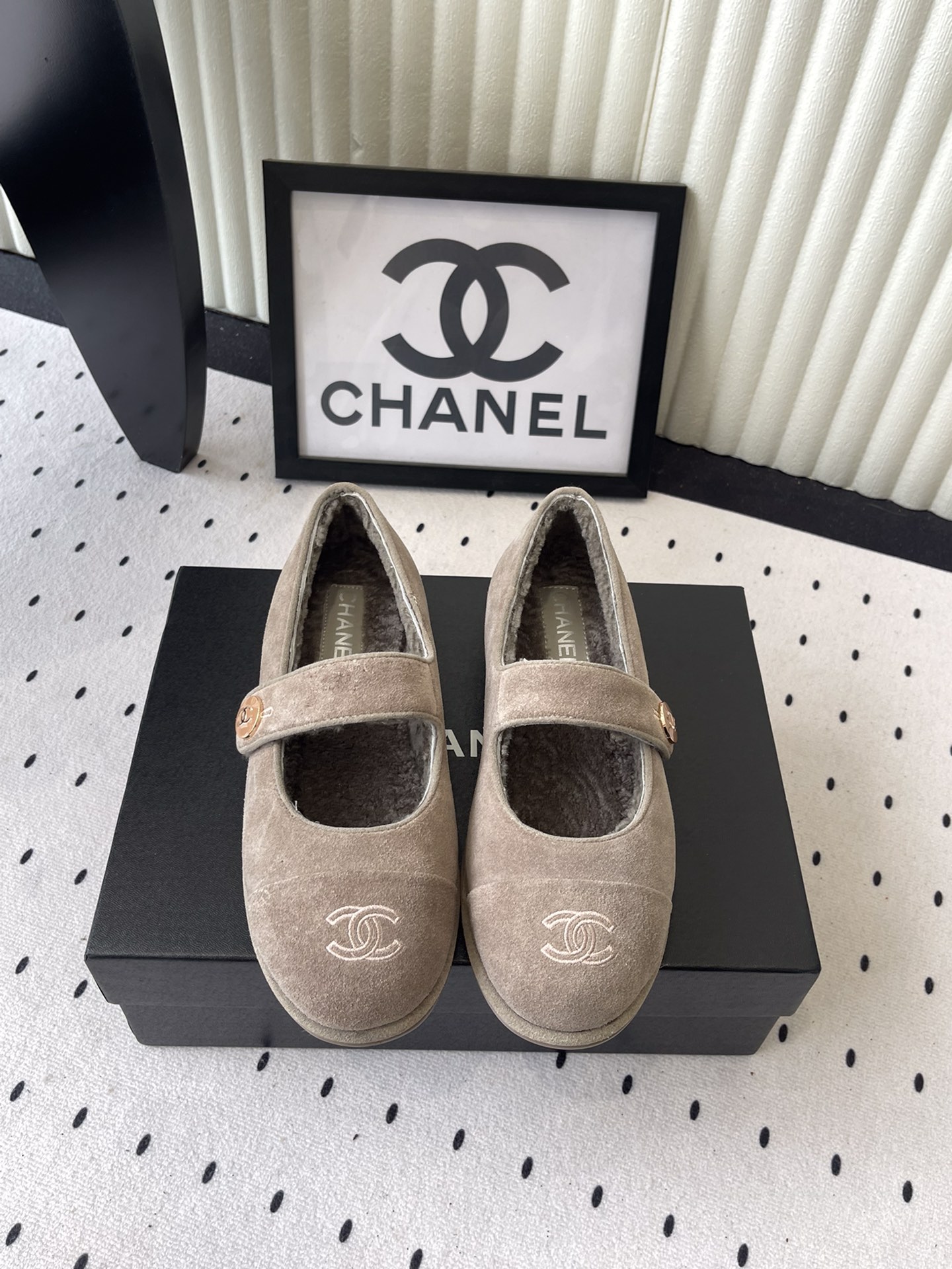 NO:467294,Chanel new autumn and winter wool single shoes, high-version shipment, round square head design cute, comfortable and warm, imported Yangjing upper, lamb wool foot pad, Italian leather sole, Size35-41 (customized for 40 and 41, no return or exchange), fur shoes, Mary Jane, chanel, mary jane, sheep, Leather soles19860909Chanel新款秋冬羊毛单鞋 高版本出货 圆方头设计呆萌可爱 上脚舒适暖和 进口羊京鞋面 羊羔毛垫脚内里 意大利真皮大底 Size35-41（40、41定做不退换）,毛毛鞋玛丽珍,chanel,mary jane,sheep,Leather soles,Women's Shoes