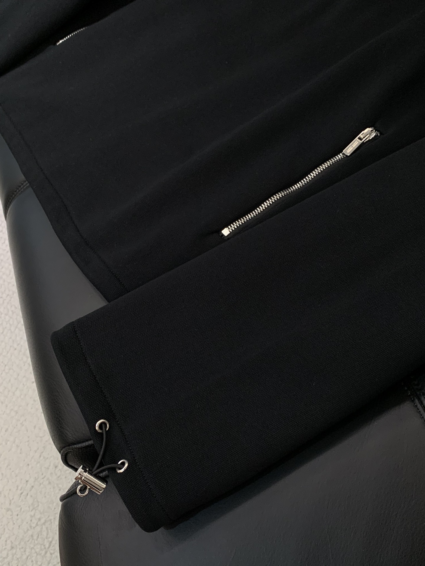 ，miu miu 2025秋季最新品，专柜同步有售，原单狠货，时尚休闲立领卫衣，进口原版面料，上身舒适透