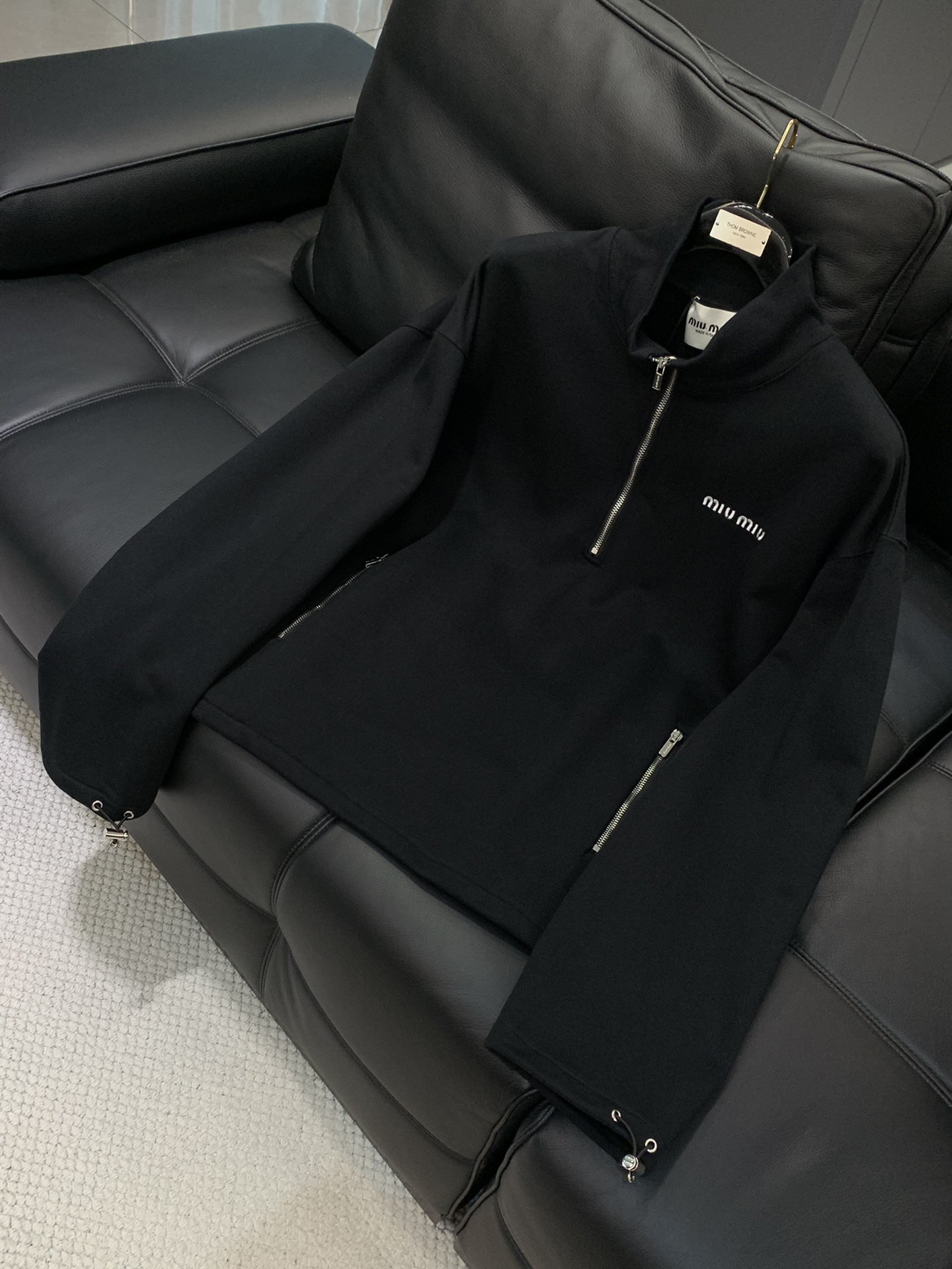 ，miu miu 2025秋季最新品，专柜同步有售，原单狠货，时尚休闲立领卫衣，进口原版面料，上身舒适透