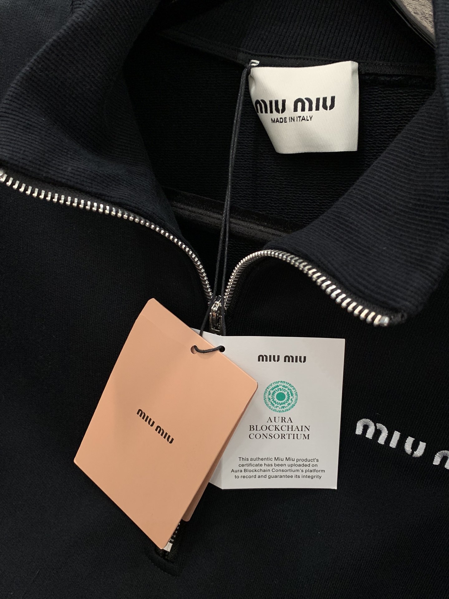 ，miu miu 2025秋季最新品，专柜同步有售，原单狠货，时尚休闲立领卫衣，进口原版面料，上身舒适透