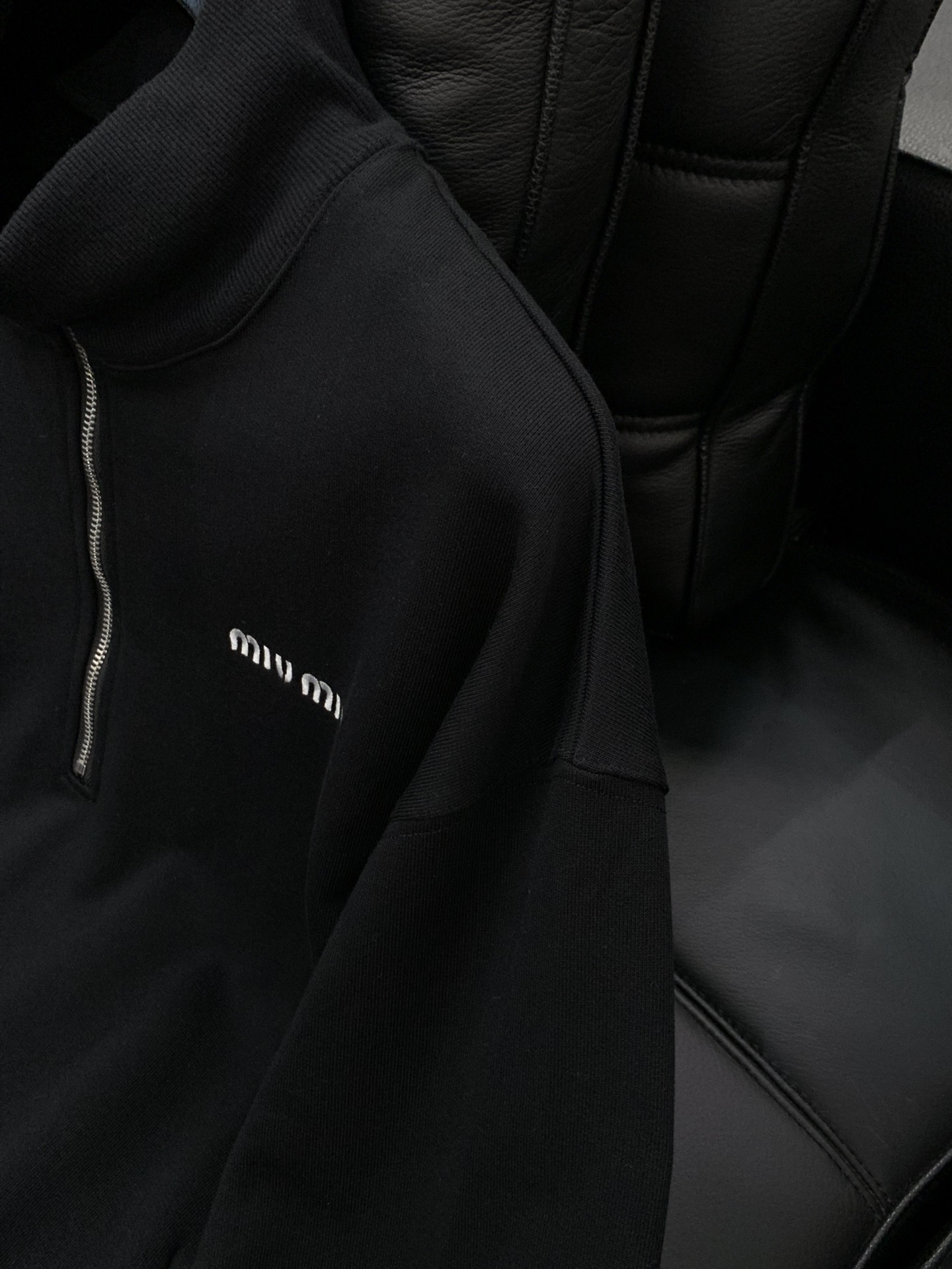 ，miu miu 2025秋季最新品，专柜同步有售，原单狠货，时尚休闲立领卫衣，进口原版面料，上身舒适透