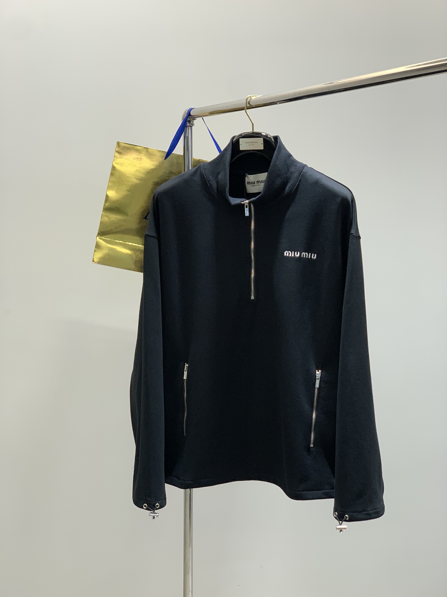 ，miu miu 2025秋季最新品，专柜同步有售，原单狠货，时尚休闲立领卫衣，进口原版面料，上身舒适透