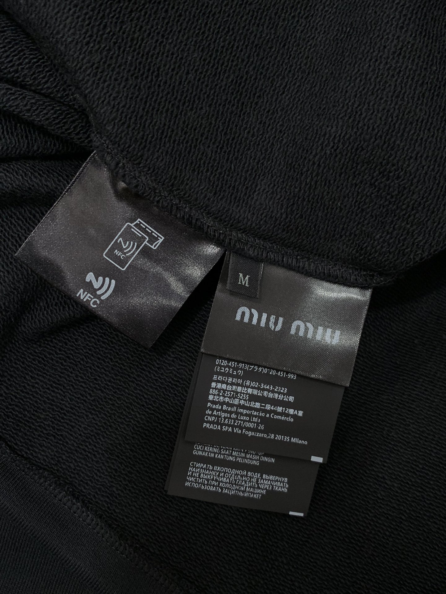 ，miu miu 2025秋季最新品，专柜同步有售，原单狠货，时尚休闲立领卫衣，进口原版面料，上身舒适透