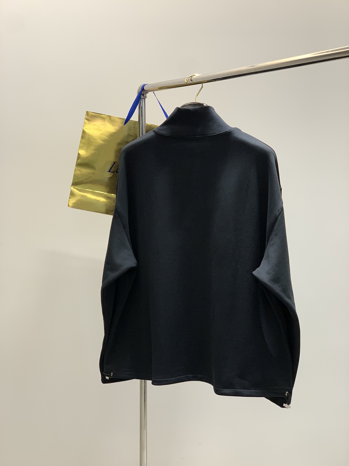 ，miu miu 2025秋季最新品，专柜同步有售，原单狠货，时尚休闲立领卫衣，进口原版面料，上身舒适透