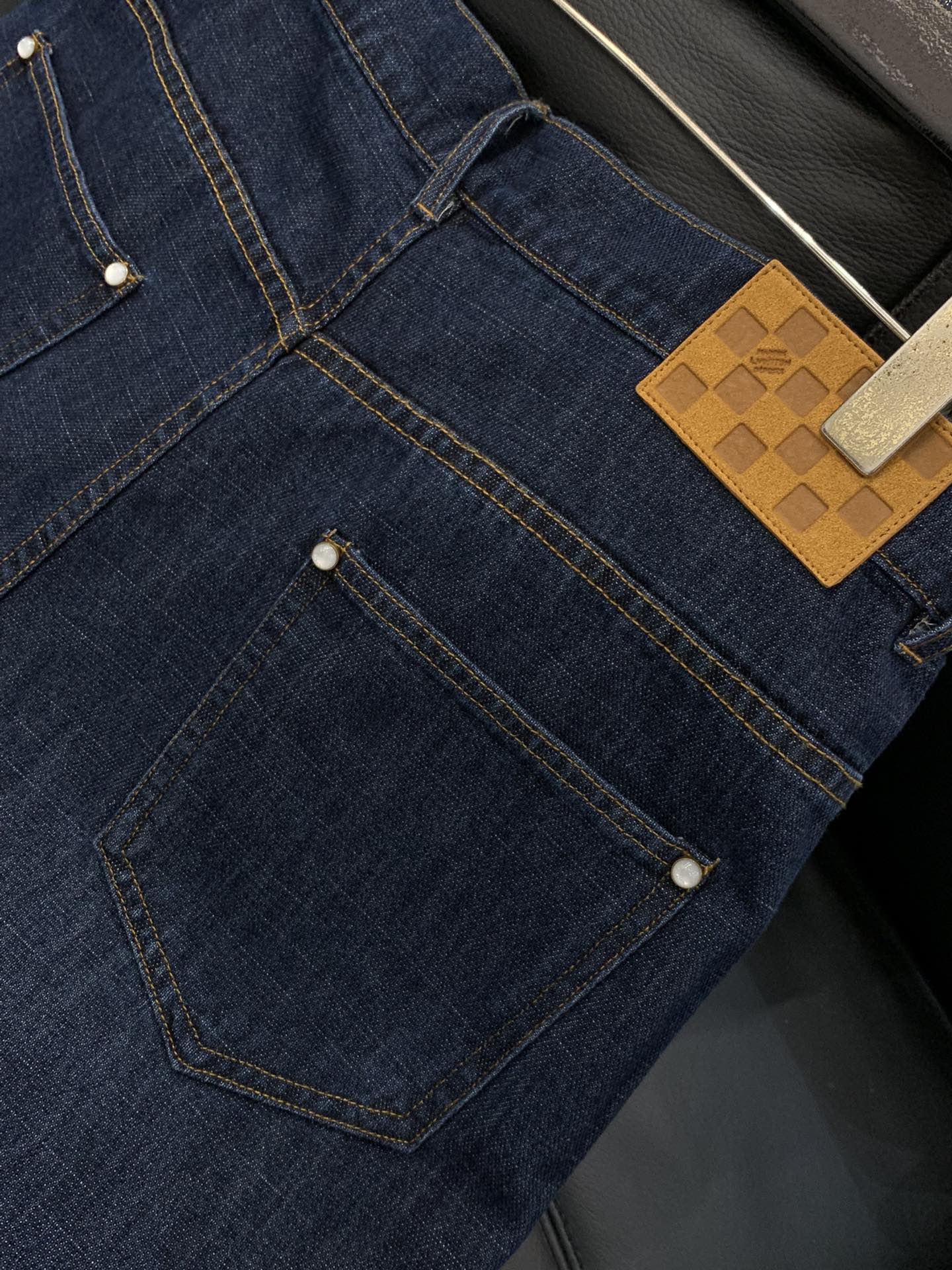 ，LouisVuitton 路易威登，2025秋季最新款，专柜同步有售，原单狠货，时尚休闲牛仔裤，上身很