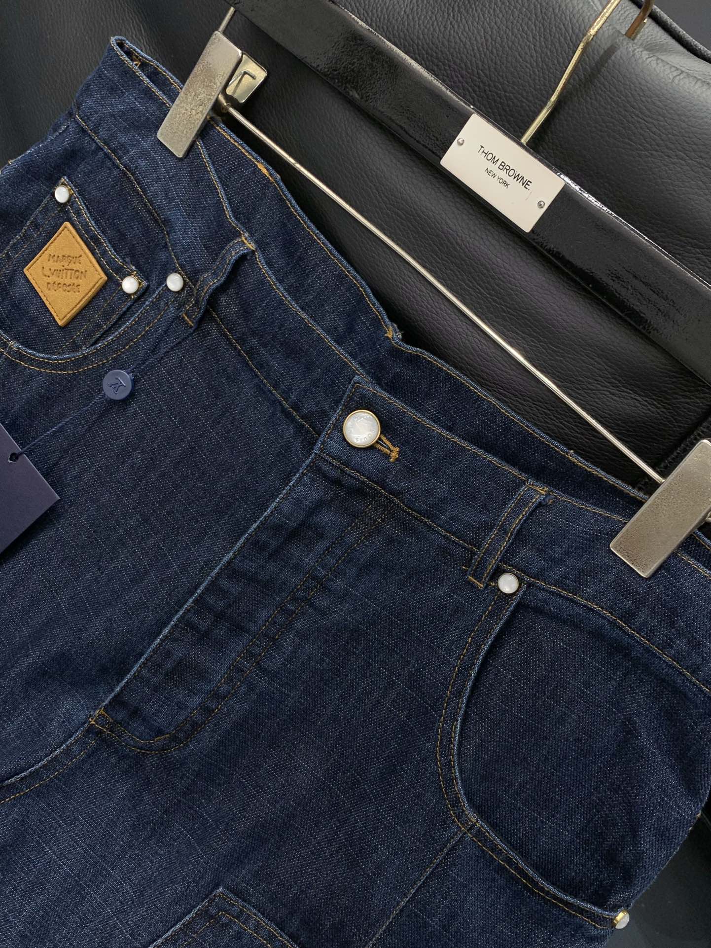 ，LouisVuitton 路易威登，2025秋季最新款，专柜同步有售，原单狠货，时尚休闲牛仔裤，上身很