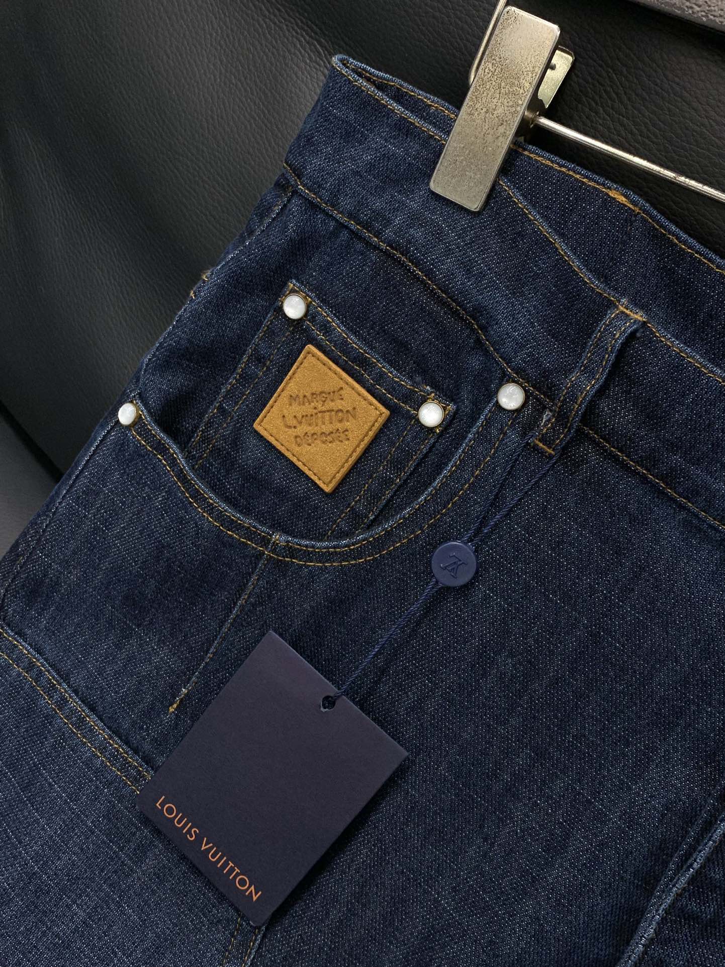 ，LouisVuitton 路易威登，2025秋季最新款，专柜同步有售，原单狠货，时尚休闲牛仔裤，上身很