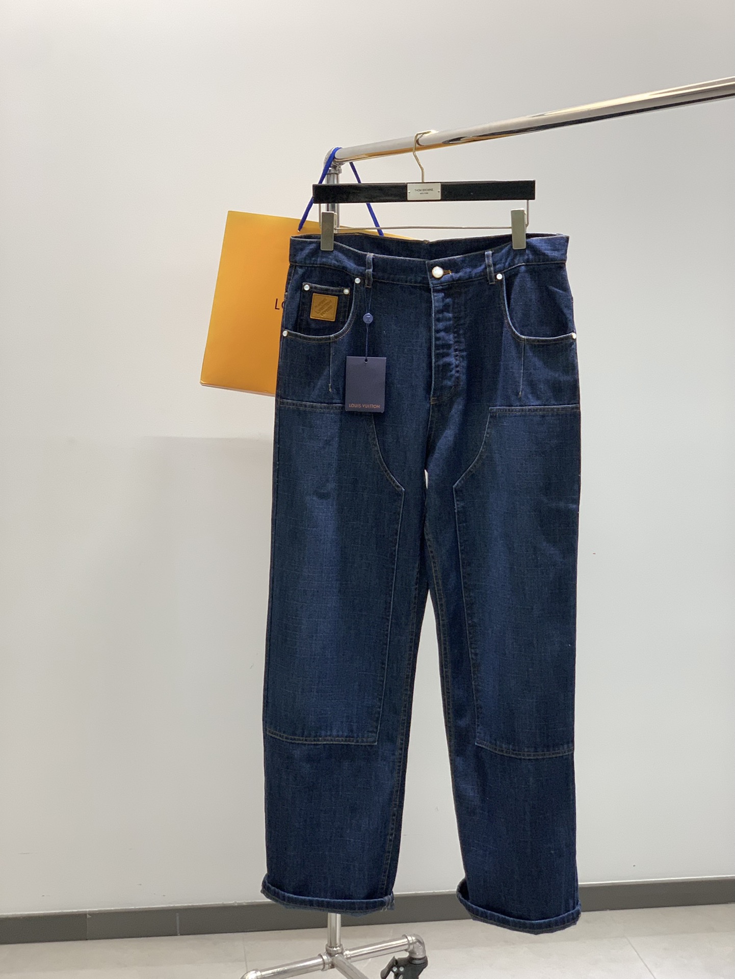 ，LouisVuitton 路易威登，2025秋季最新款，专柜同步有售，原单狠货，时尚休闲牛仔裤，上身很