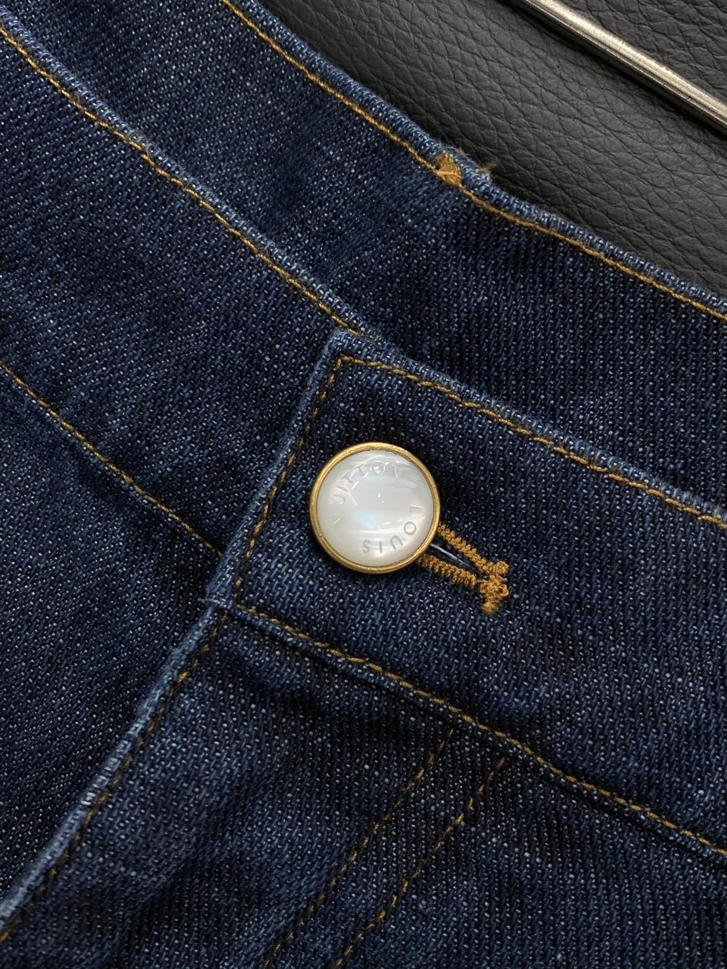 ，LouisVuitton 路易威登，2025秋季最新款，专柜同步有售，原单狠货，时尚休闲牛仔裤，上身很