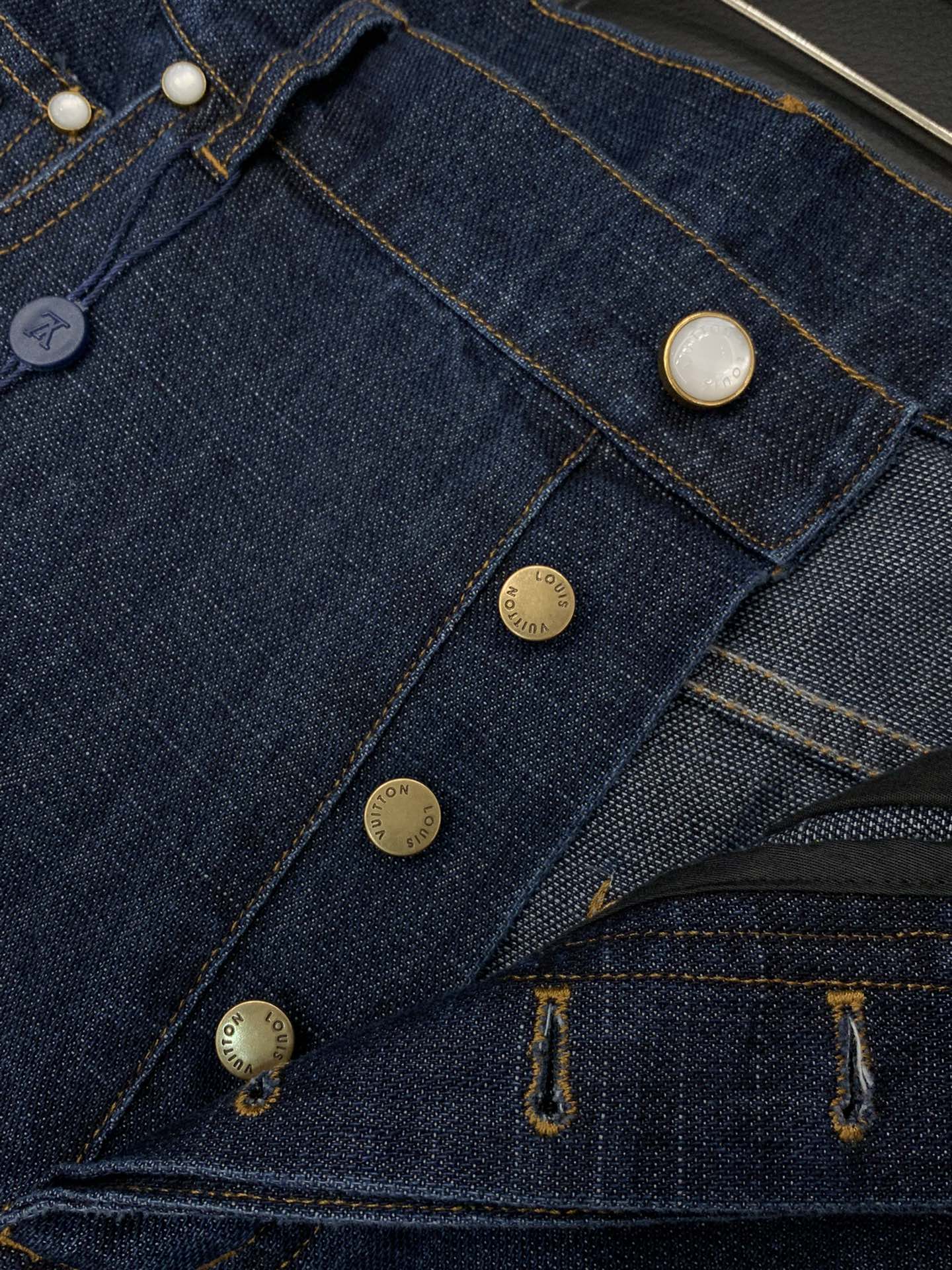 ，LouisVuitton 路易威登，2025秋季最新款，专柜同步有售，原单狠货，时尚休闲牛仔裤，上身很