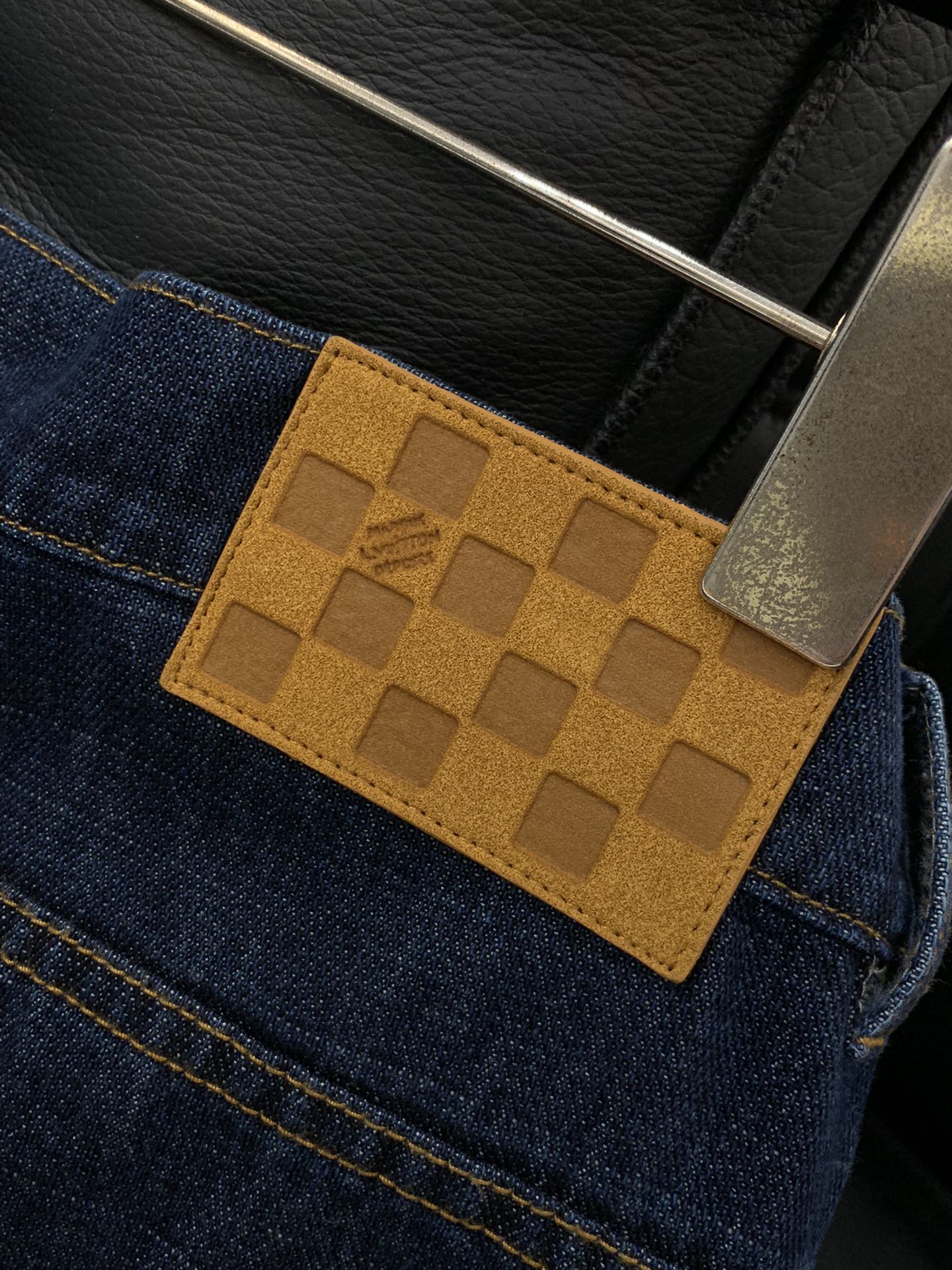 ，LouisVuitton 路易威登，2025秋季最新款，专柜同步有售，原单狠货，时尚休闲牛仔裤，上身很