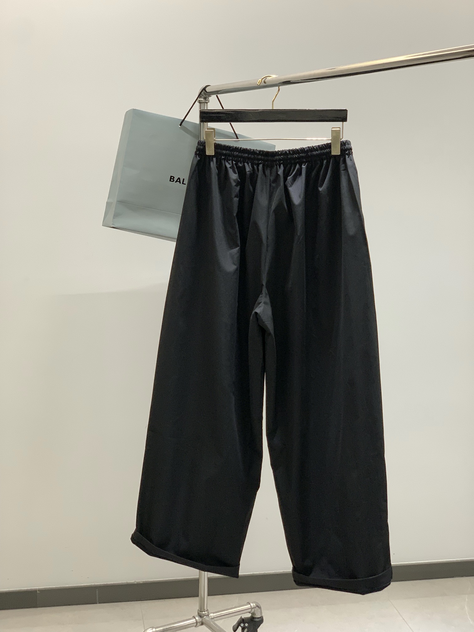 ，Balenciaga 巴黎世家，2025秋季最新品，专柜同步有售，原单狠货，时尚休闲裤，进口原版水洗弹