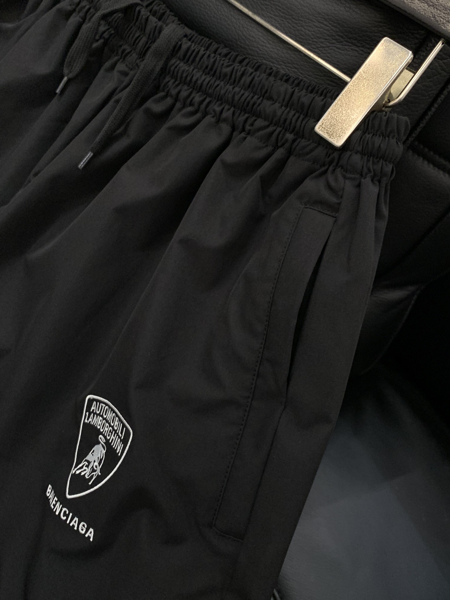 ，Balenciaga 巴黎世家，2025秋季最新品，专柜同步有售，原单狠货，时尚休闲裤，进口原版水洗弹