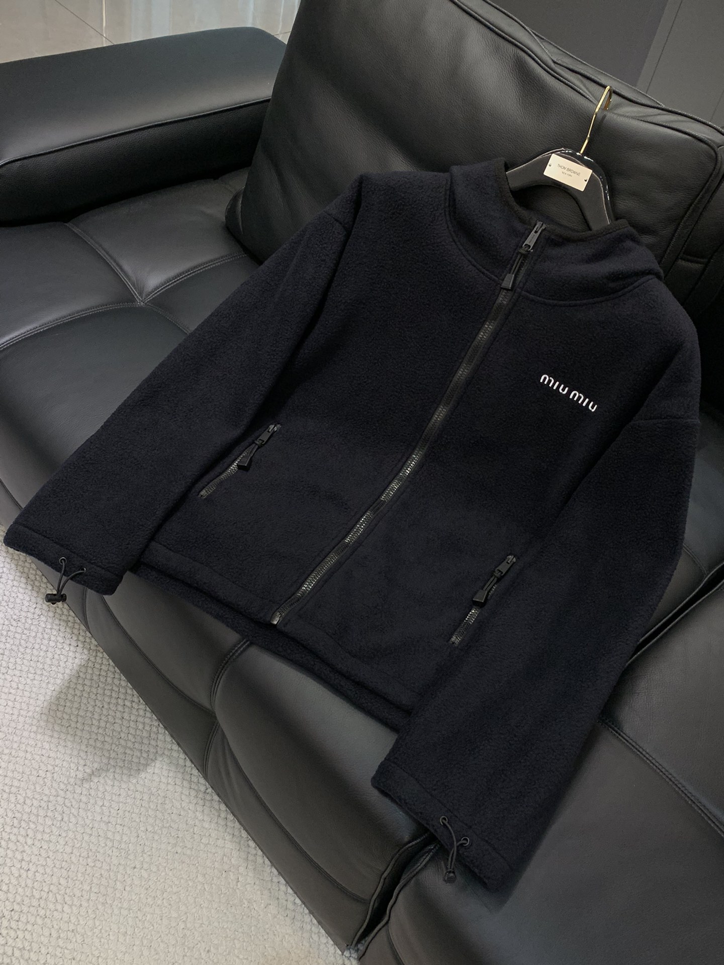 ，miu miu 2025冬季最新品，专柜同步有售，原单狠货，时尚休闲连帽外套，进口原版面料，上身舒适透