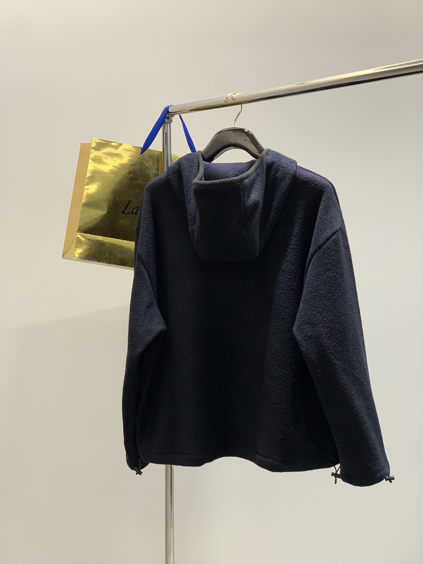 ，miu miu 2025冬季最新品，专柜同步有售，原单狠货，时尚休闲连帽外套，进口原版面料，上身舒适透