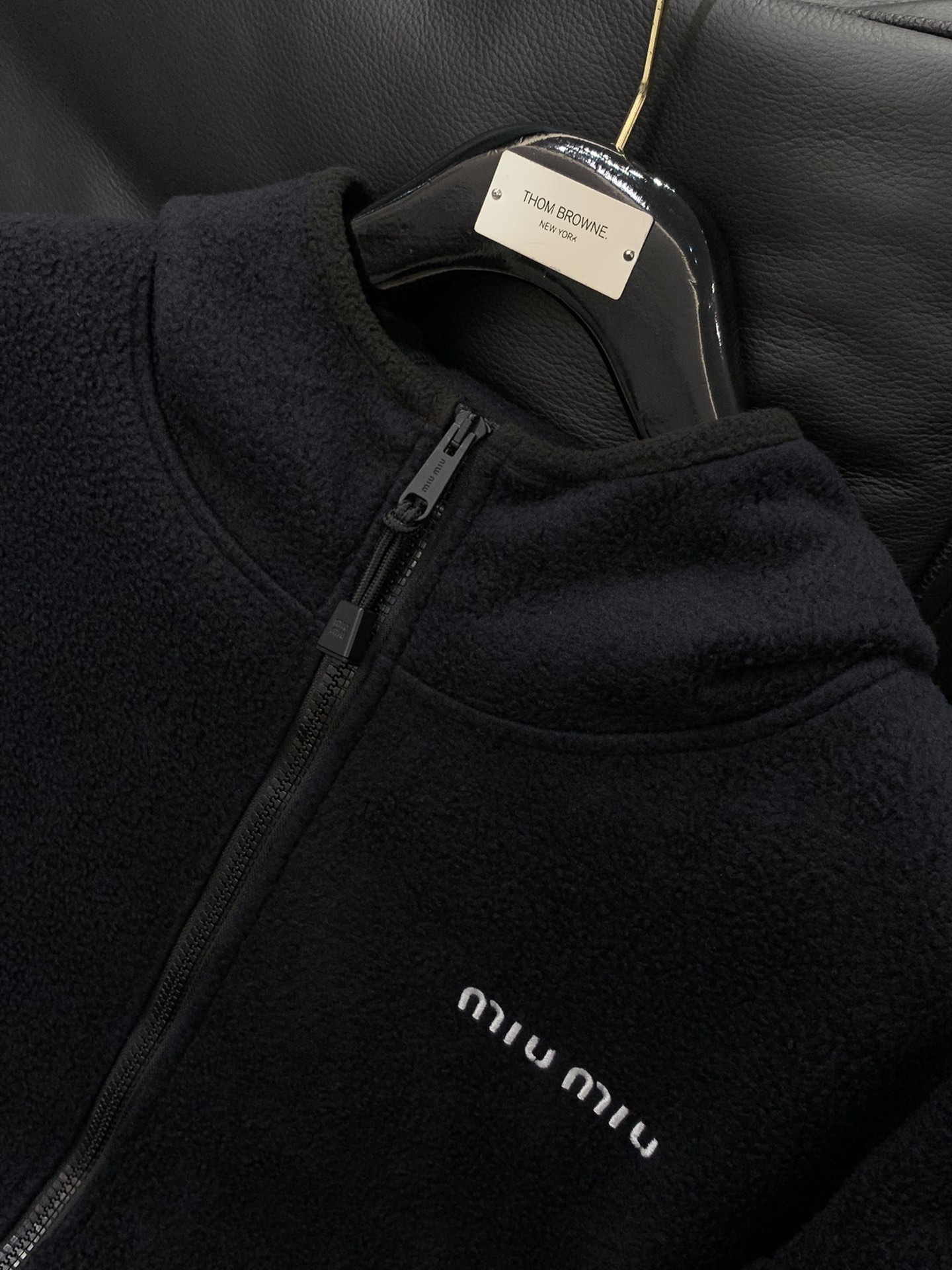 ，miu miu 2025冬季最新品，专柜同步有售，原单狠货，时尚休闲连帽外套，进口原版面料，上身舒适透