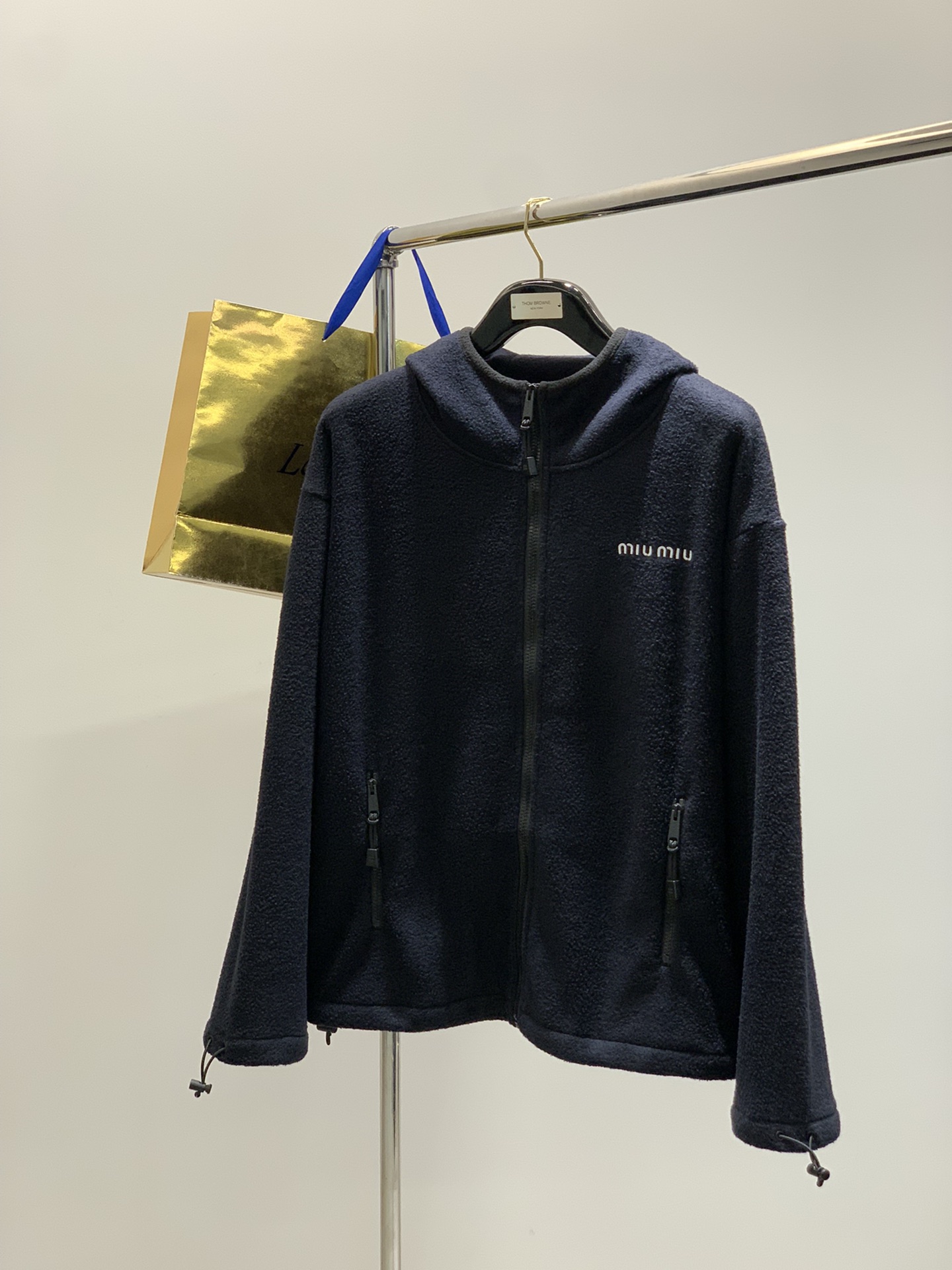 ，miu miu 2025冬季最新品，专柜同步有售，原单狠货，时尚休闲连帽外套，进口原版面料，上身舒适透