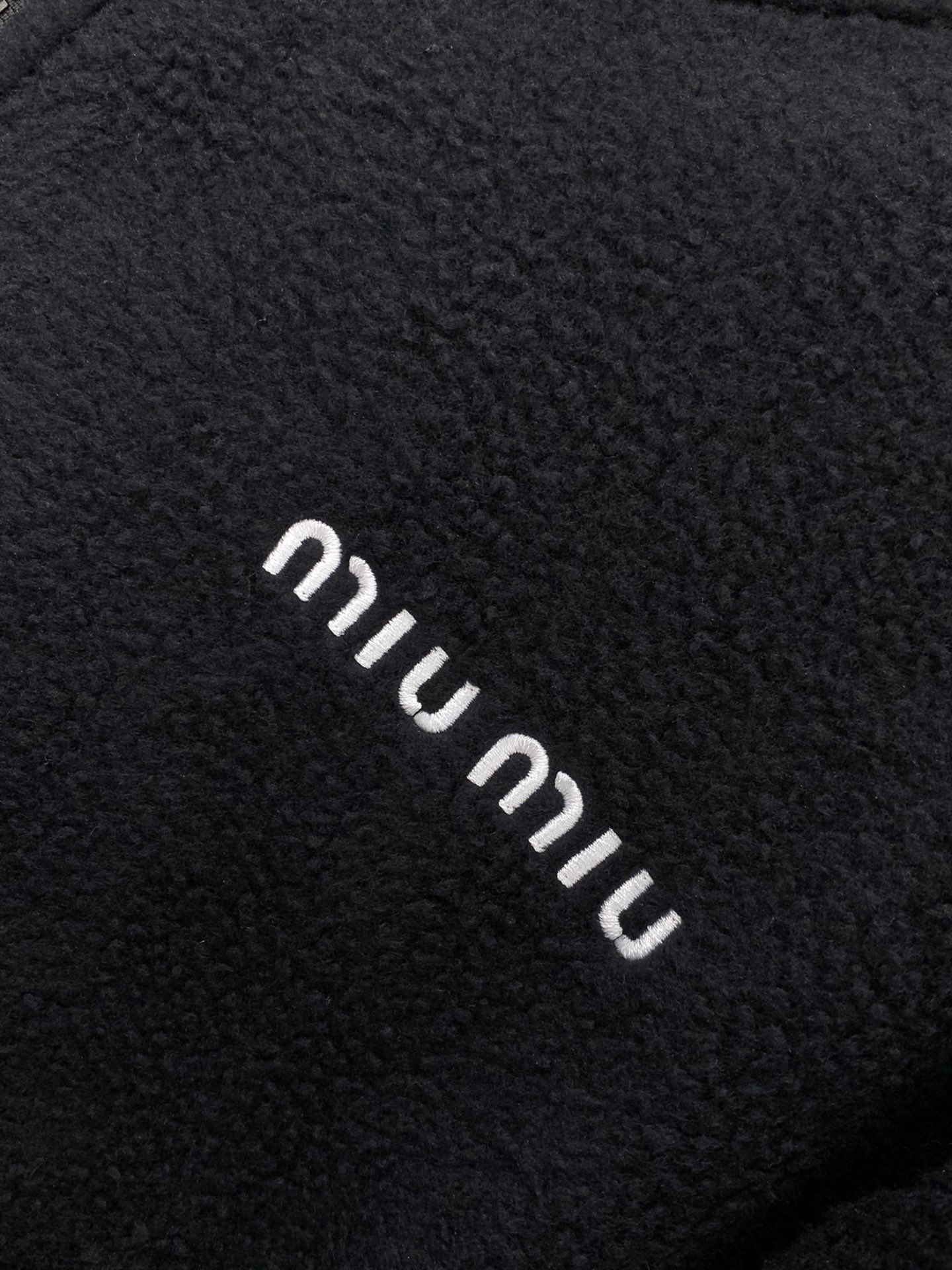 ，miu miu 2025冬季最新品，专柜同步有售，原单狠货，时尚休闲连帽外套，进口原版面料，上身舒适透