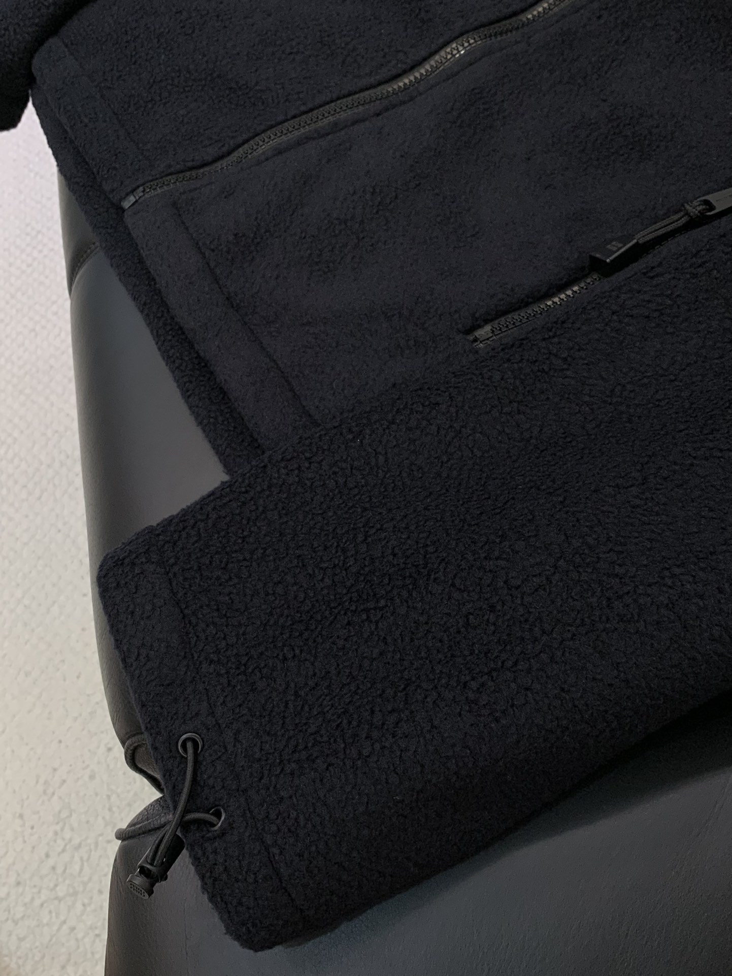 ，miu miu 2025冬季最新品，专柜同步有售，原单狠货，时尚休闲连帽外套，进口原版面料，上身舒适透