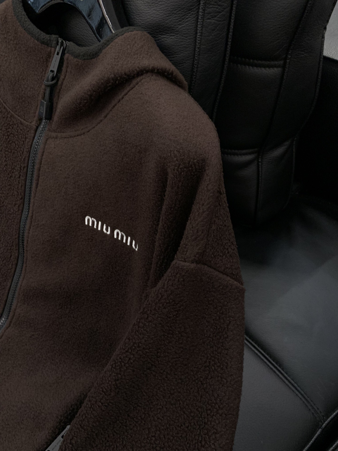 ，miu miu 2025冬季最新品，专柜同步有售，原单狠货，时尚休闲连帽外套，进口原版面料，上身舒适透
