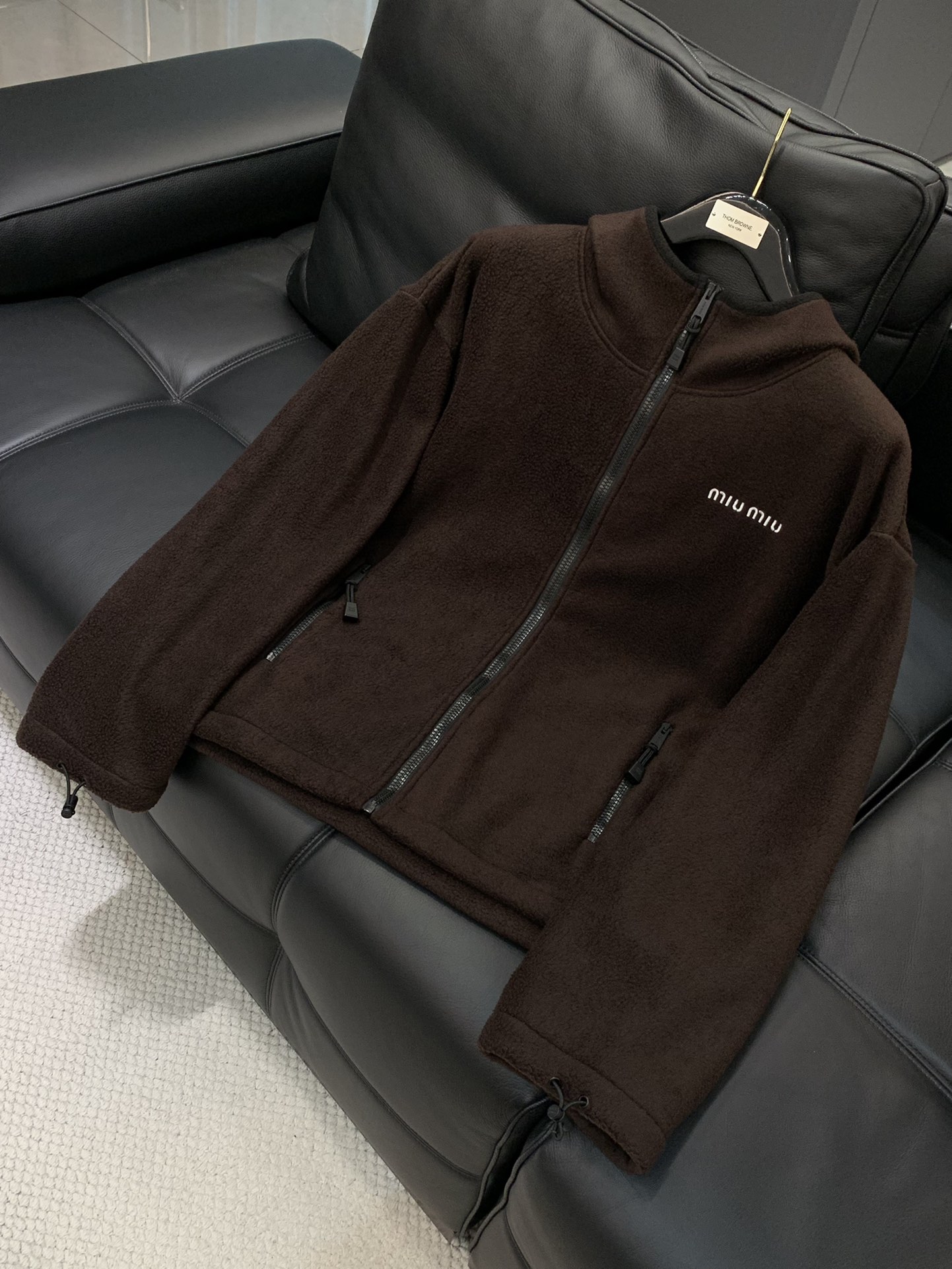 ，miu miu 2025冬季最新品，专柜同步有售，原单狠货，时尚休闲连帽外套，进口原版面料，上身舒适透