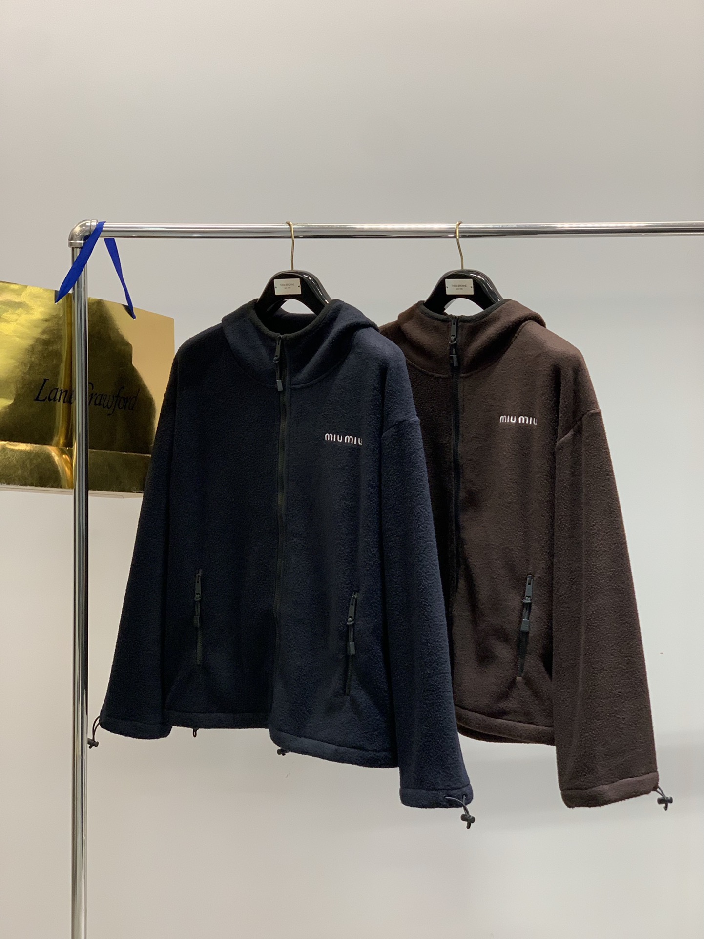 ，miu miu 2025冬季最新品，专柜同步有售，原单狠货，时尚休闲连帽外套，进口原版面料，上身舒适透