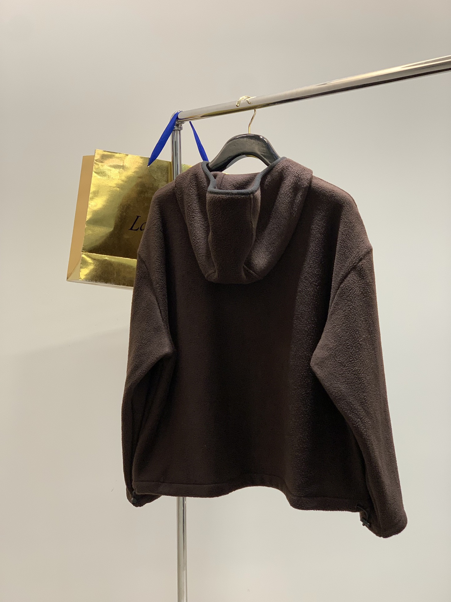 ，miu miu 2025冬季最新品，专柜同步有售，原单狠货，时尚休闲连帽外套，进口原版面料，上身舒适透