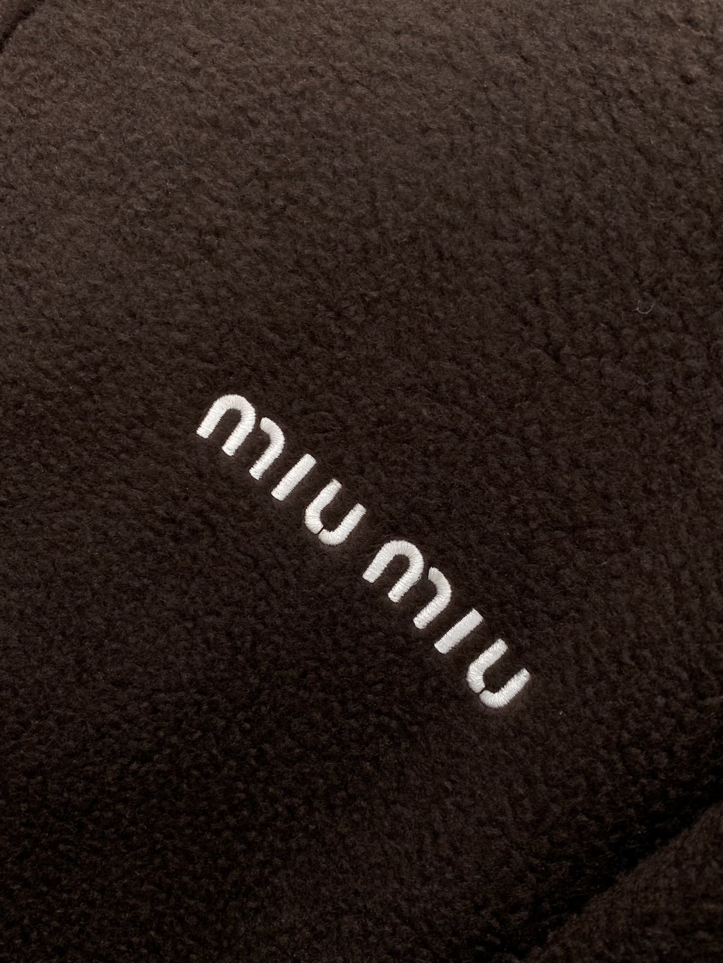 ，miu miu 2025冬季最新品，专柜同步有售，原单狠货，时尚休闲连帽外套，进口原版面料，上身舒适透