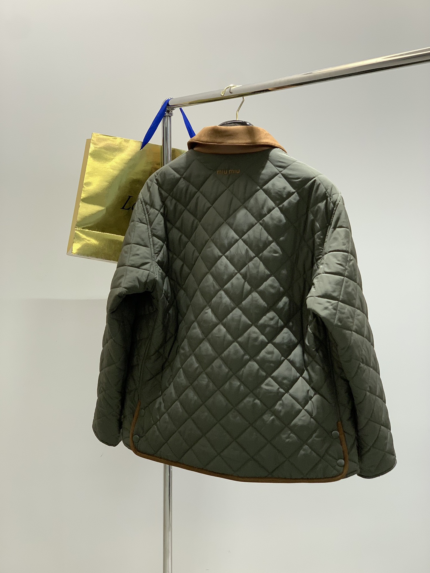 ，miu miu 2025冬季最新品，专柜同步有售，原单狠货，时尚休闲➕棉翻领外套，进口原版面料，上身舒