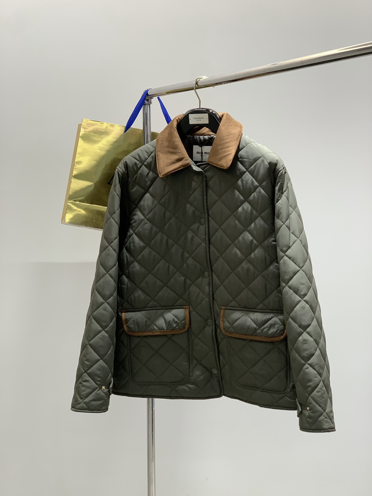 ，miu miu 2025冬季最新品，专柜同步有售，原单狠货，时尚休闲➕棉翻领外套，进口原版面料，上身舒