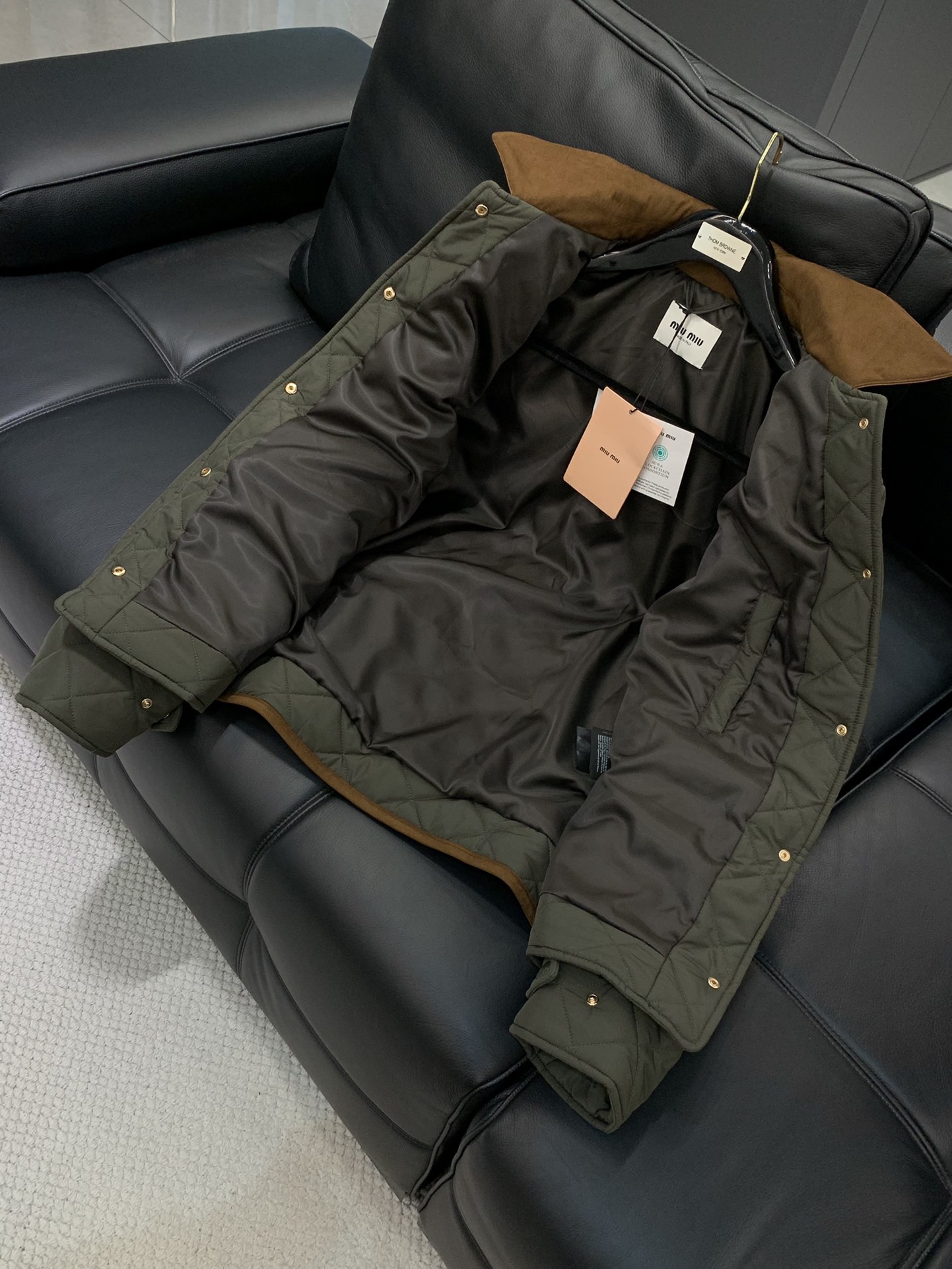 ，miu miu 2025冬季最新品，专柜同步有售，原单狠货，时尚休闲➕棉翻领外套，进口原版面料，上身舒