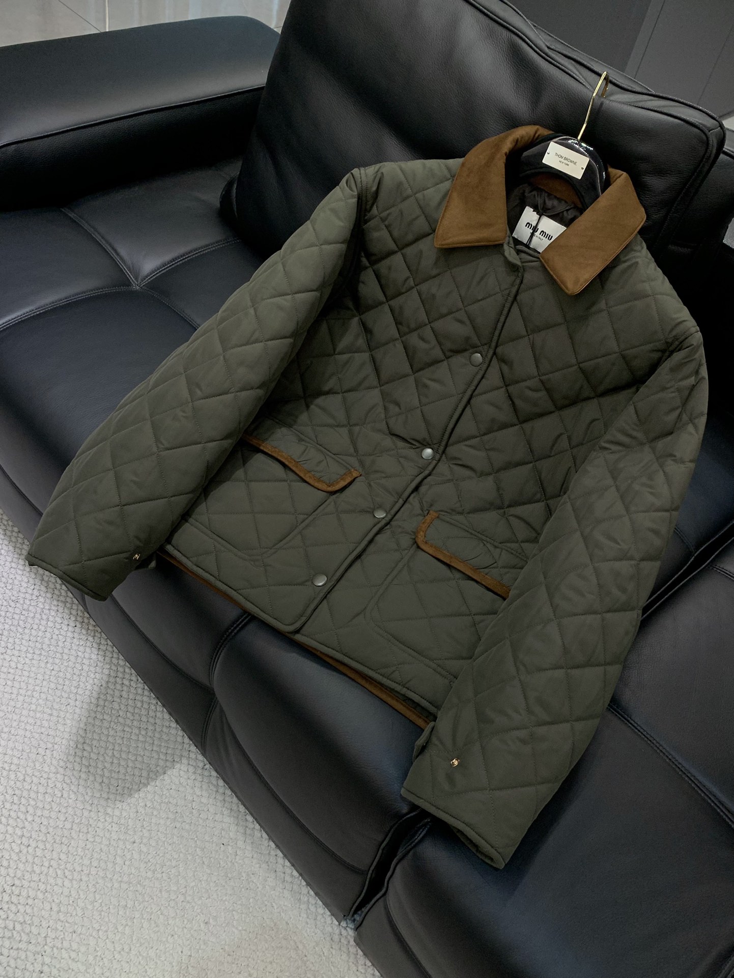 ，miu miu 2025冬季最新品，专柜同步有售，原单狠货，时尚休闲➕棉翻领外套，进口原版面料，上身舒
